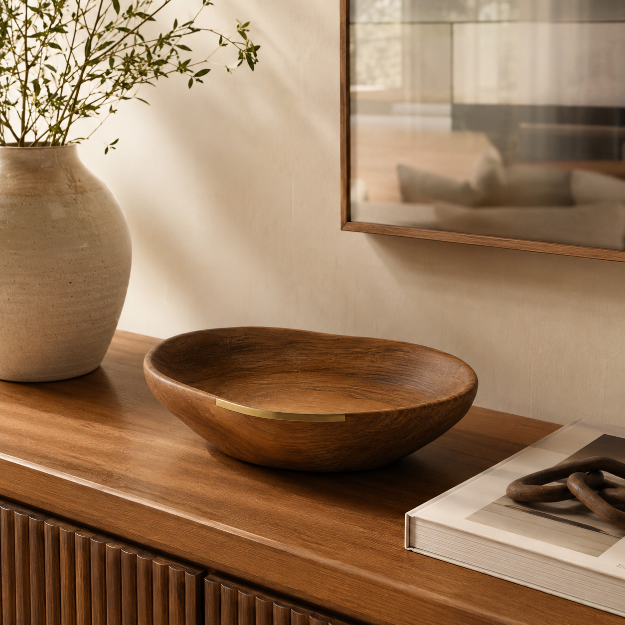 Bowl Decorativo Aruã em composição editorial Lorene com madeira, cerâmica e tons neutros