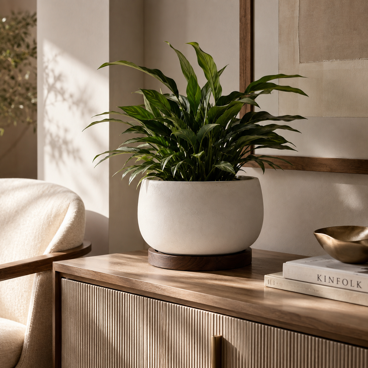 Cachepot Valmont com planta verde sobre aparador em ambiente sofisticado