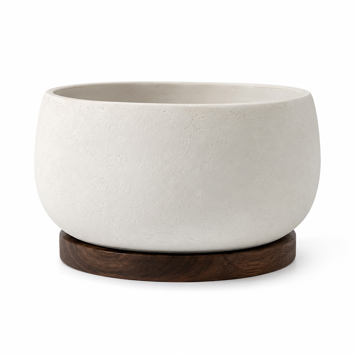 Cachepot Valmont em cerâmica texturizada com base em nogueira sobre fundo branco