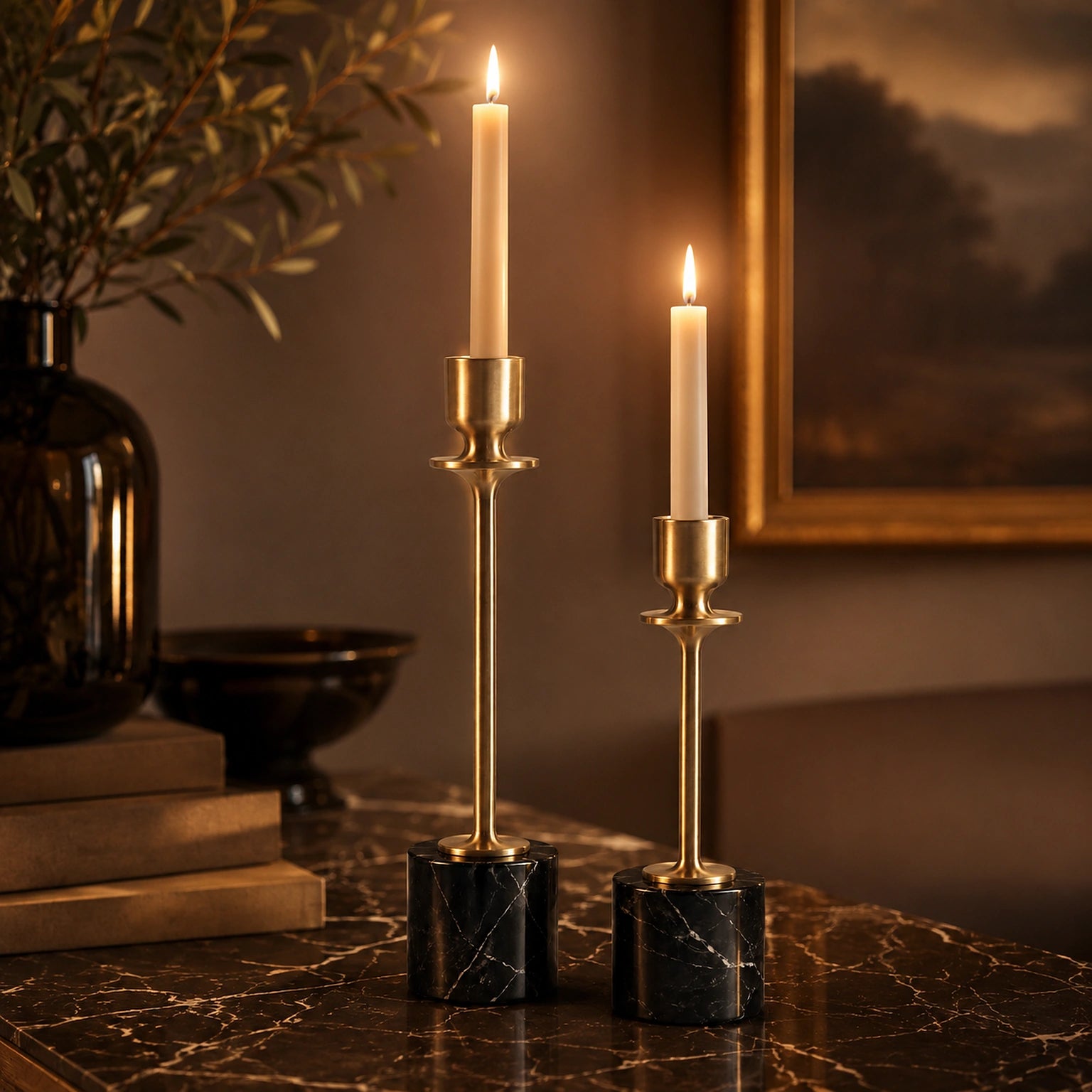 Castiçais Celeste acesos em composição noturna com luz quente e mármore preto