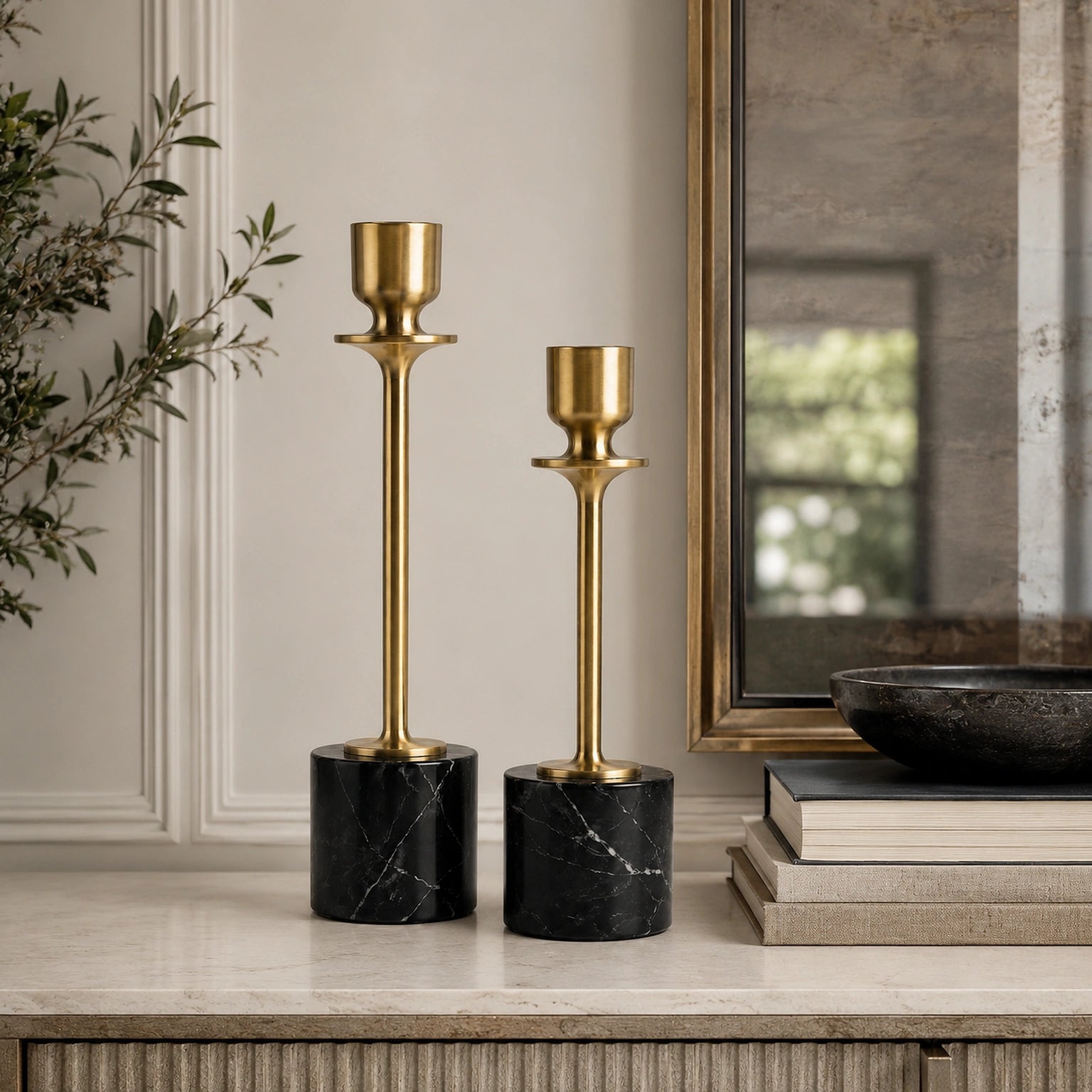 Conjunto de Castiçais Celeste sobre aparador elegante com livros e objetos decorativos