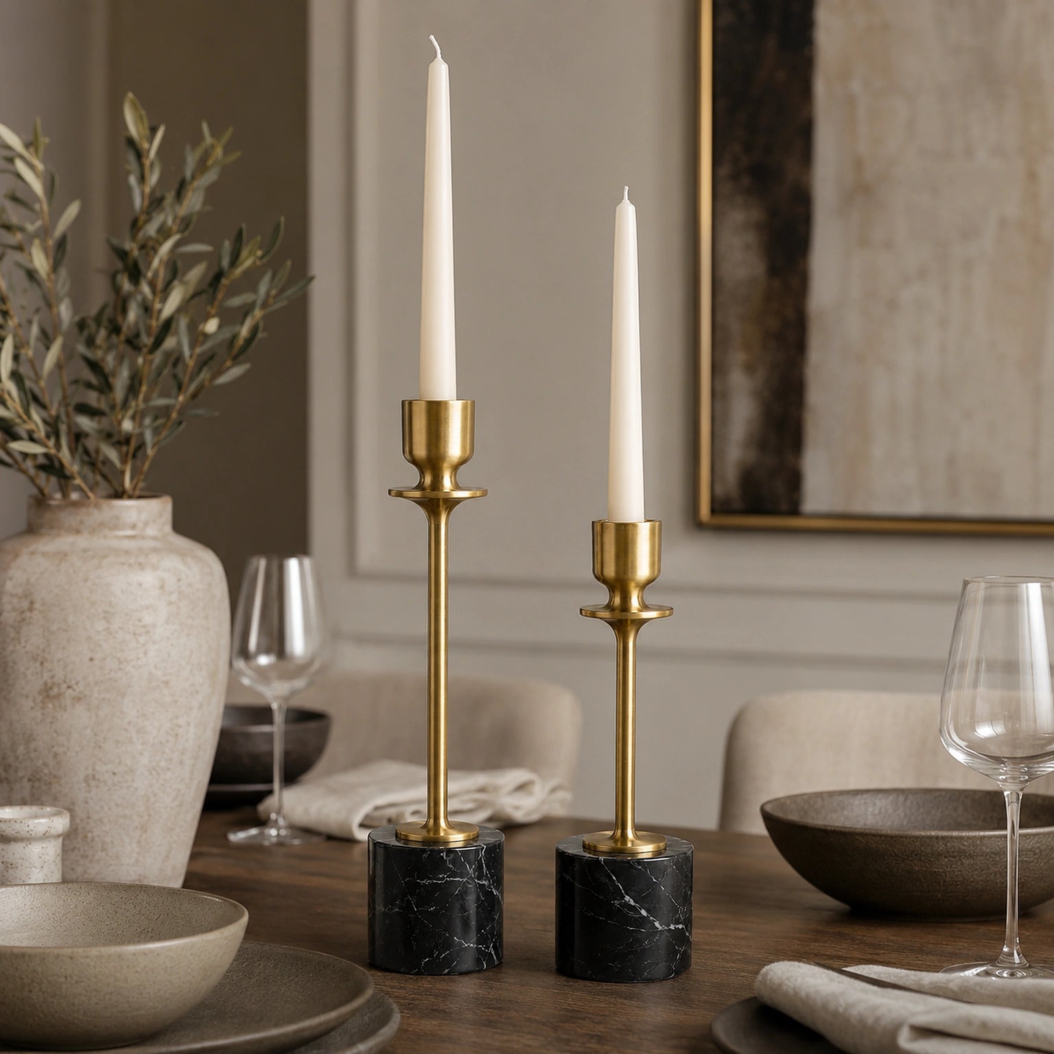 Castiçais Celeste em mesa de jantar premium com velas e decoração sofisticada