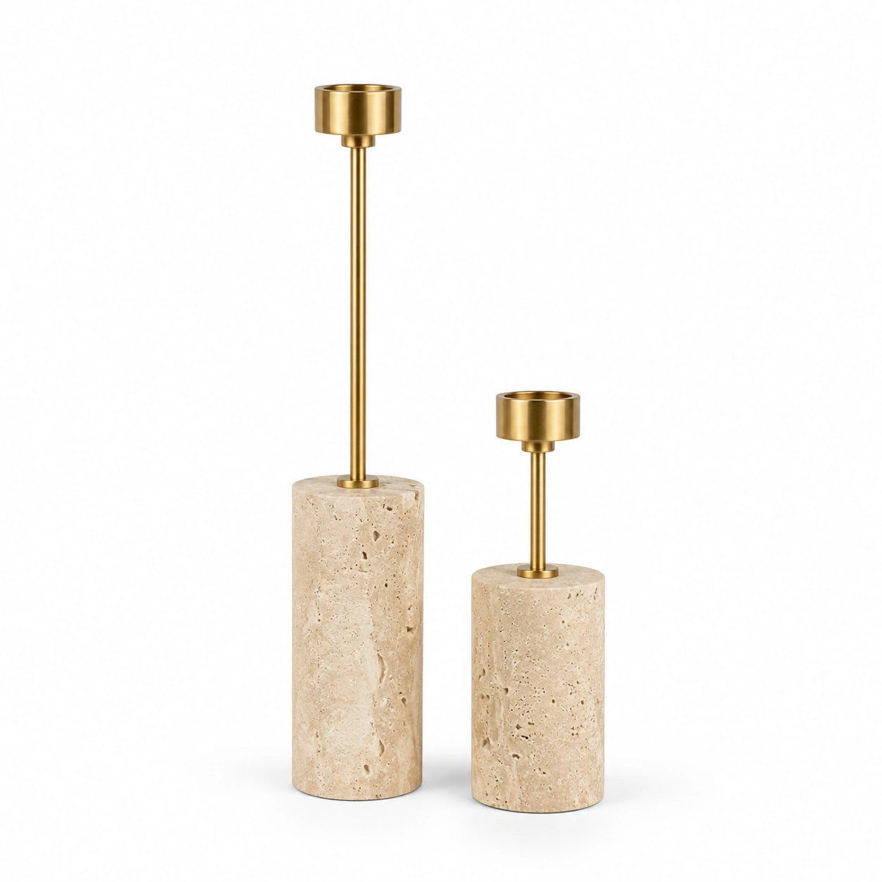 Conjunto de Castiçais Élodie em travertino natural e metal dourado sobre fundo branco