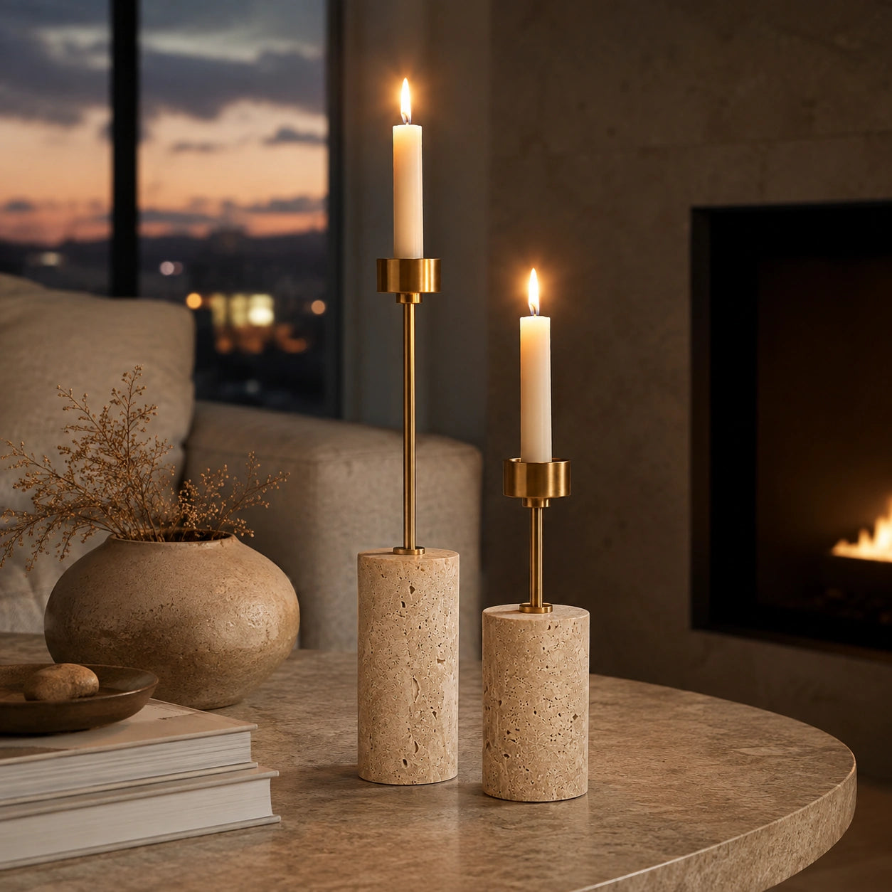 Castiçais Élodie com velas acesas sobre mesa de centro ao entardecer