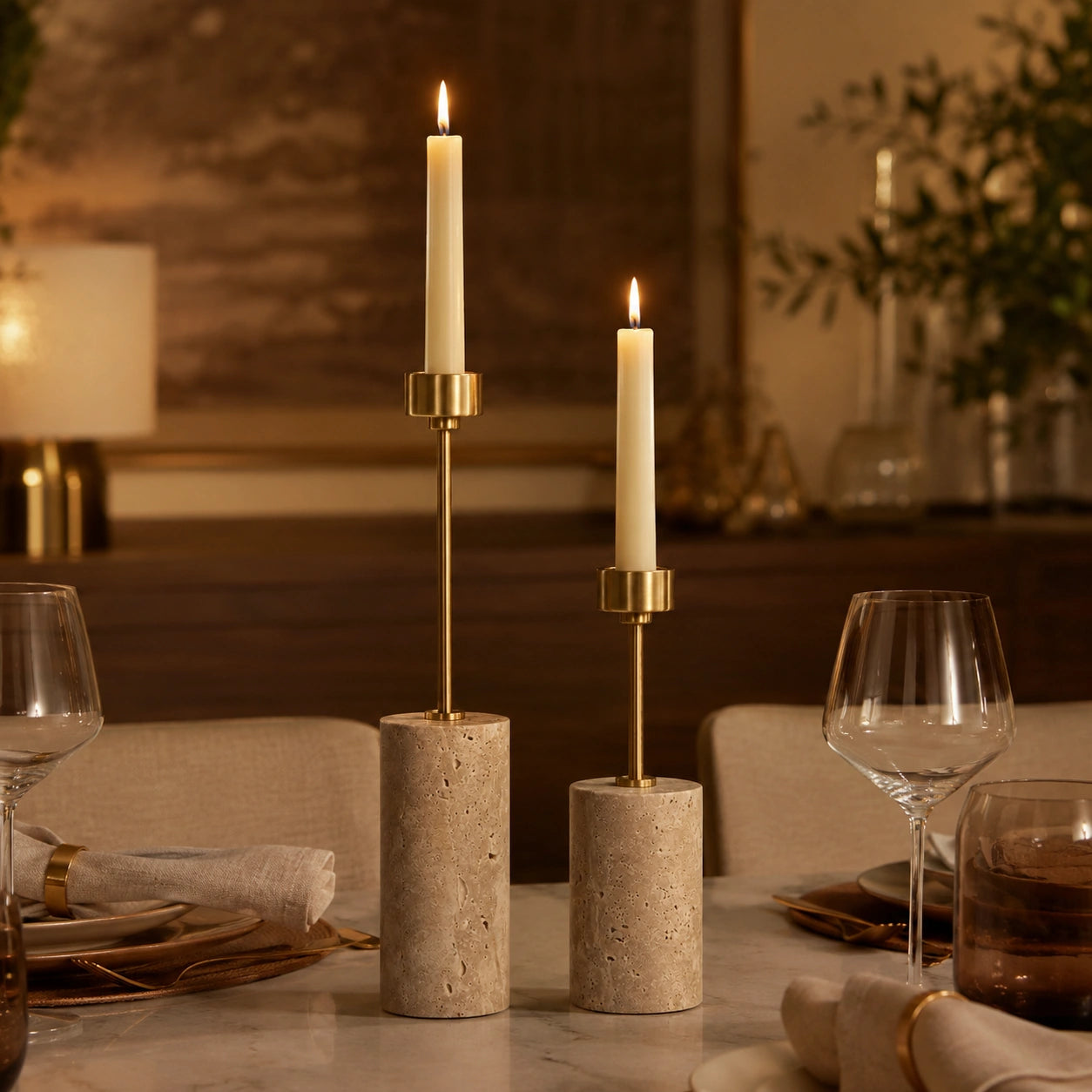 Castiçais Élodie com velas acesas sobre mesa de jantar sofisticada