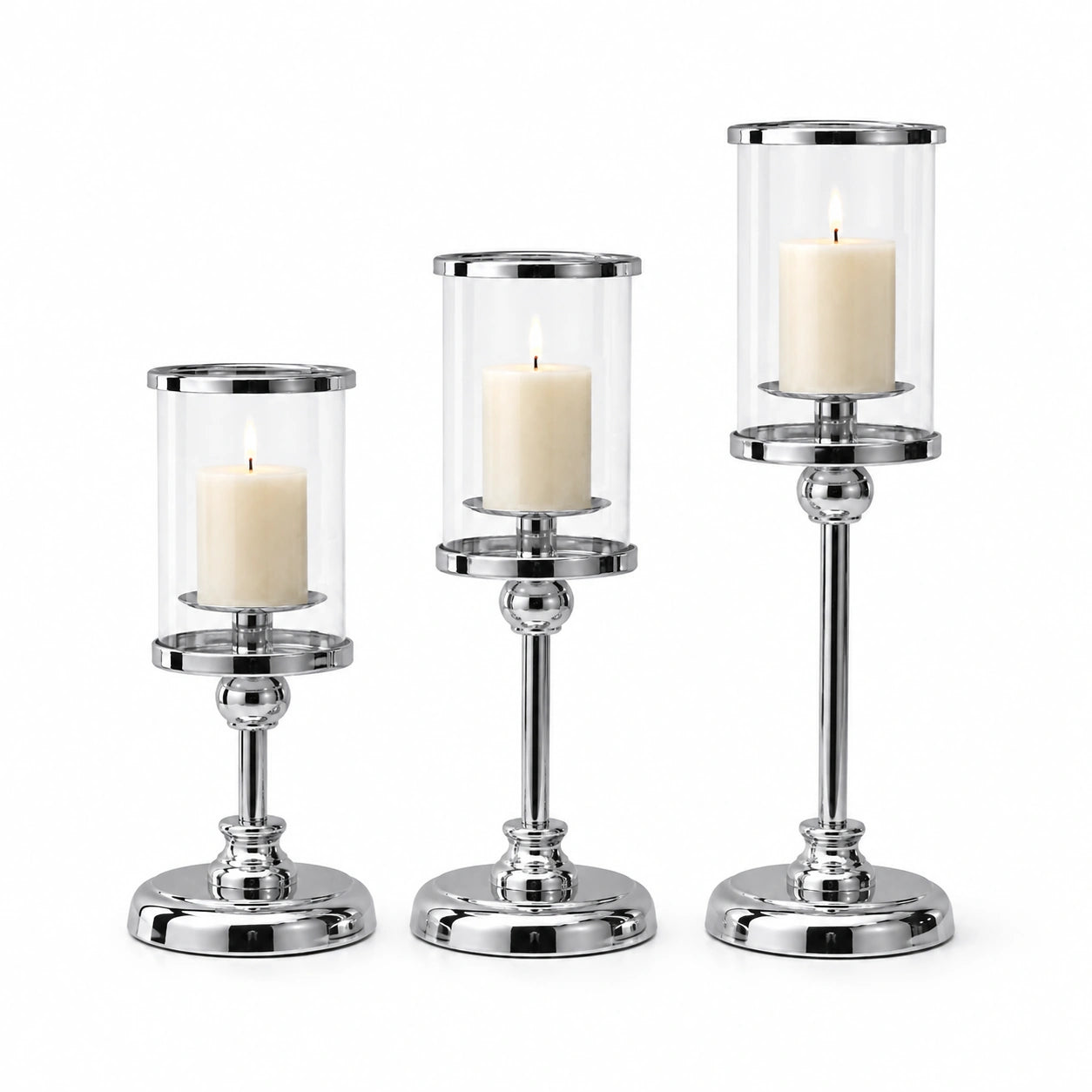 Trio de castiçais Aurélie prateados com velas acesas em composição decorativa