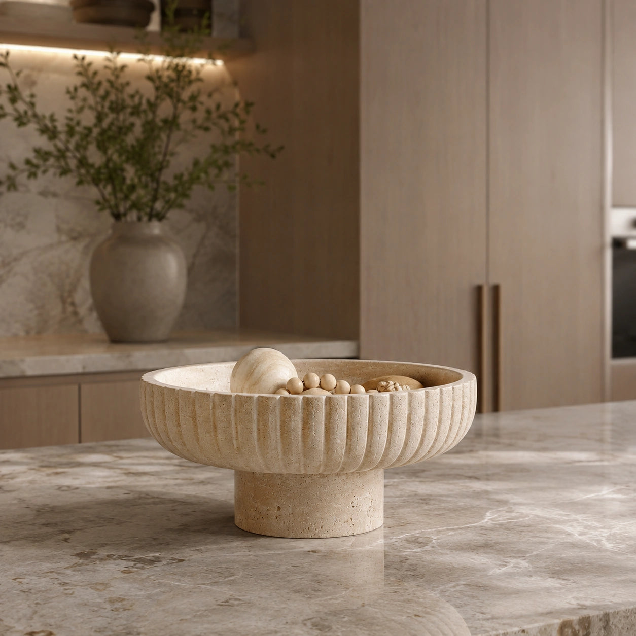 Centro de Mesa Séraphine sobre ilha de cozinha em ambiente minimalista