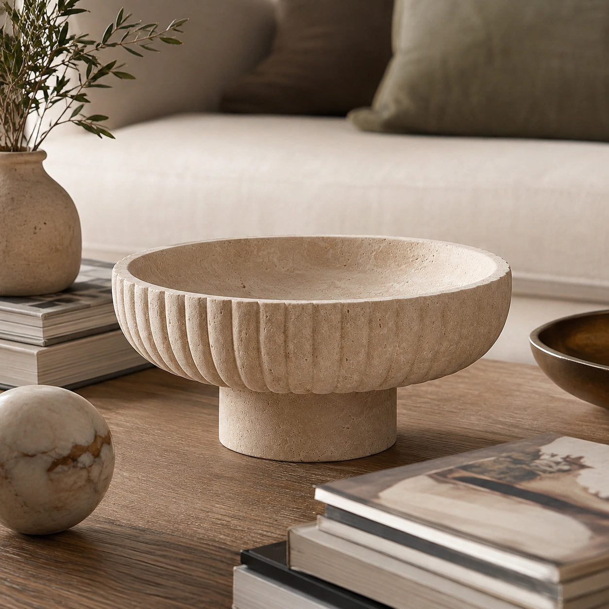 Centro de Mesa Séraphine em travertino sobre mesa de centro com livros e objetos decorativos