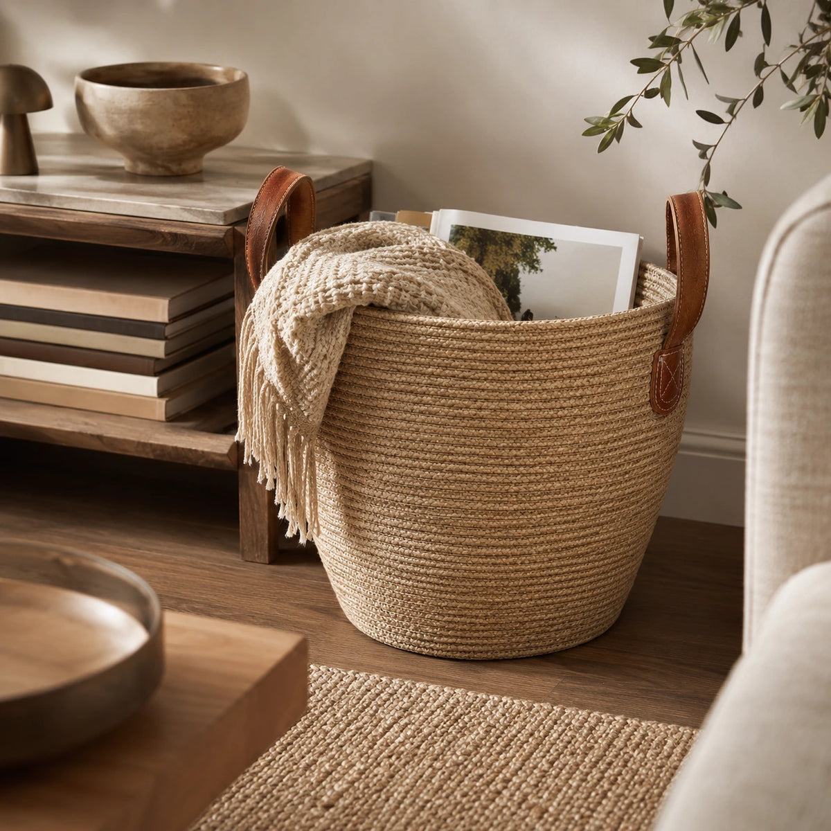Cesto Évreux com revistas e manta em composição decorativa elegante