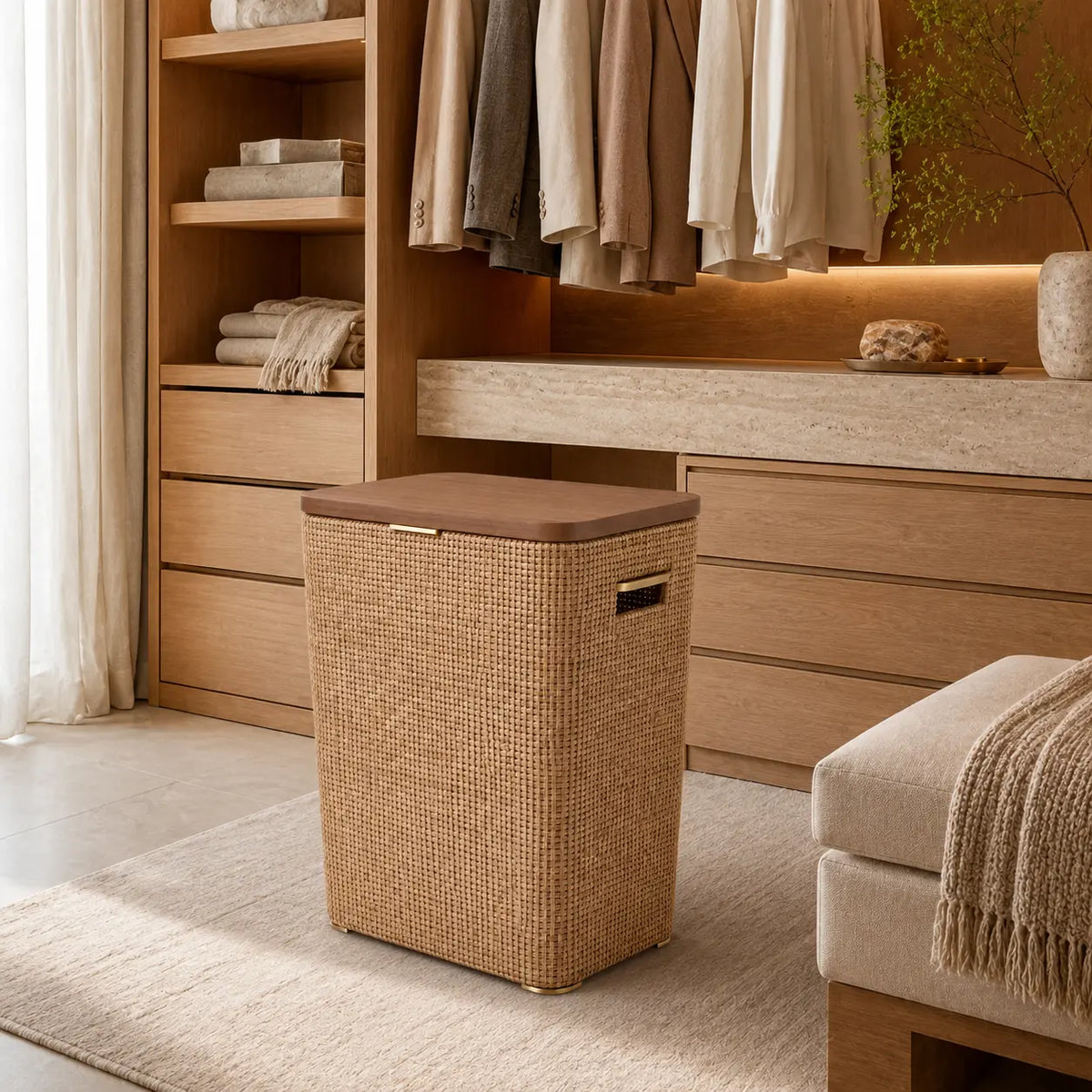 Cesto de Roupas Liora em closet contemporâneo com madeira natural e tecidos em tons neutros