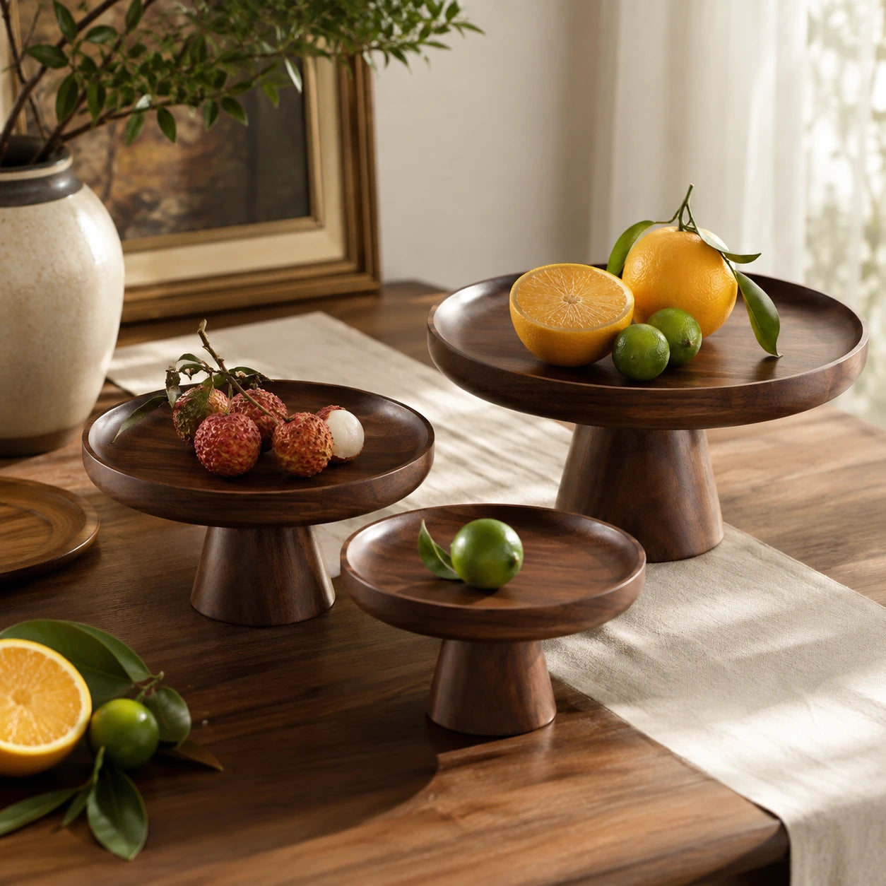 Conjunto de bandejas pedestal em madeira com frutas cítricas em ambiente decorativo sofisticado