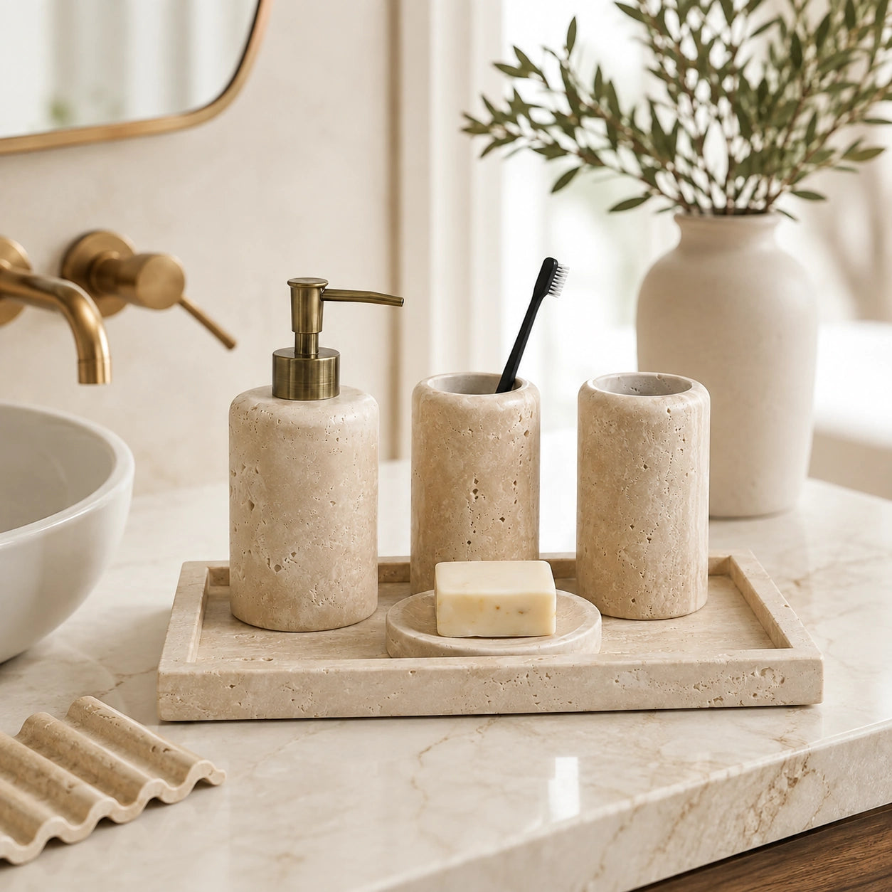 Conjunto para Banheiro Valence em travertino natural sobre bancada de lavabo sofisticado