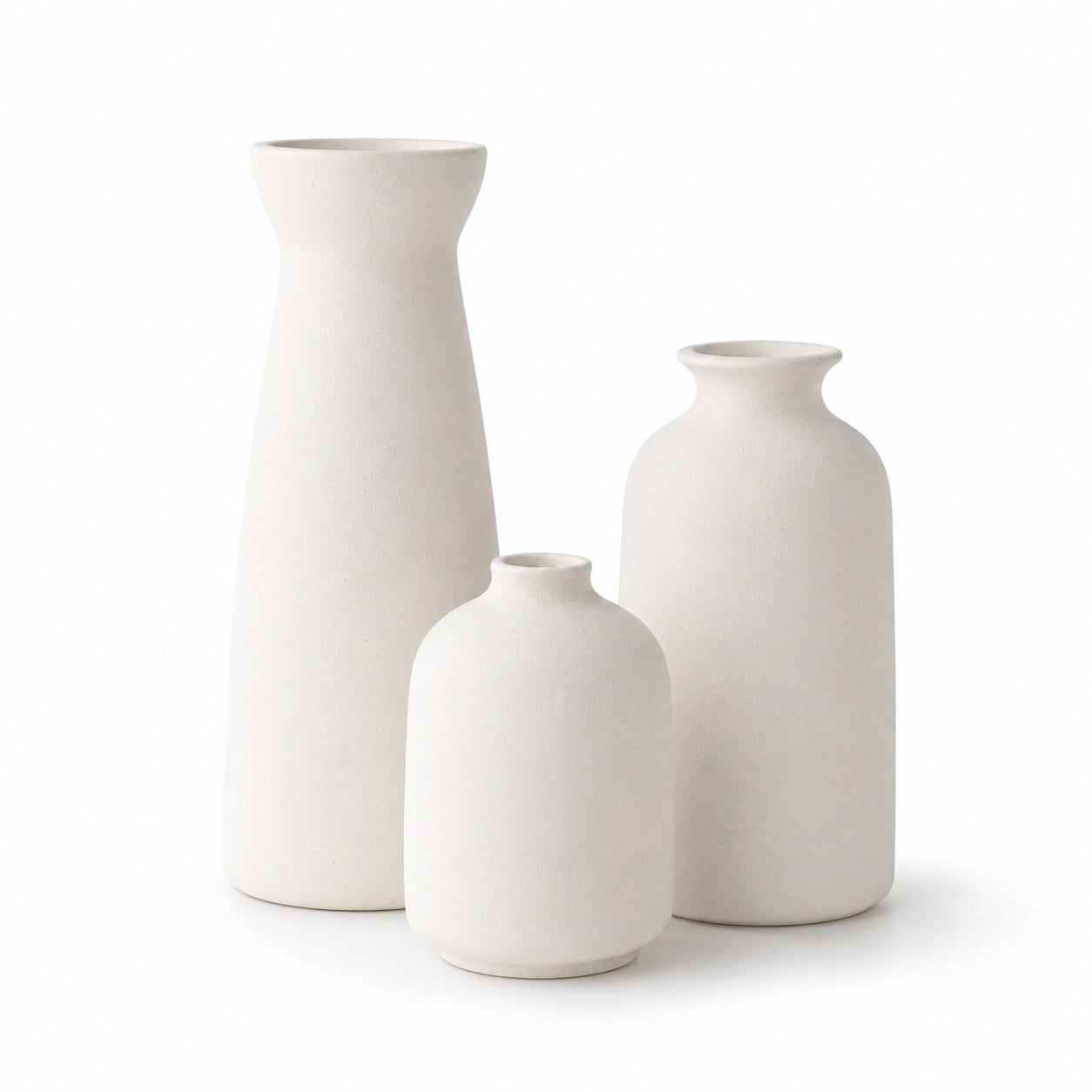 Conjunto de Vasos Maelle em cerâmica branca com três peças sobre fundo branco
