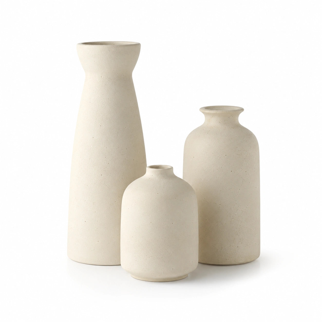 Conjunto de Vasos Maelle em cerâmica marfim com três peças sobre fundo branco