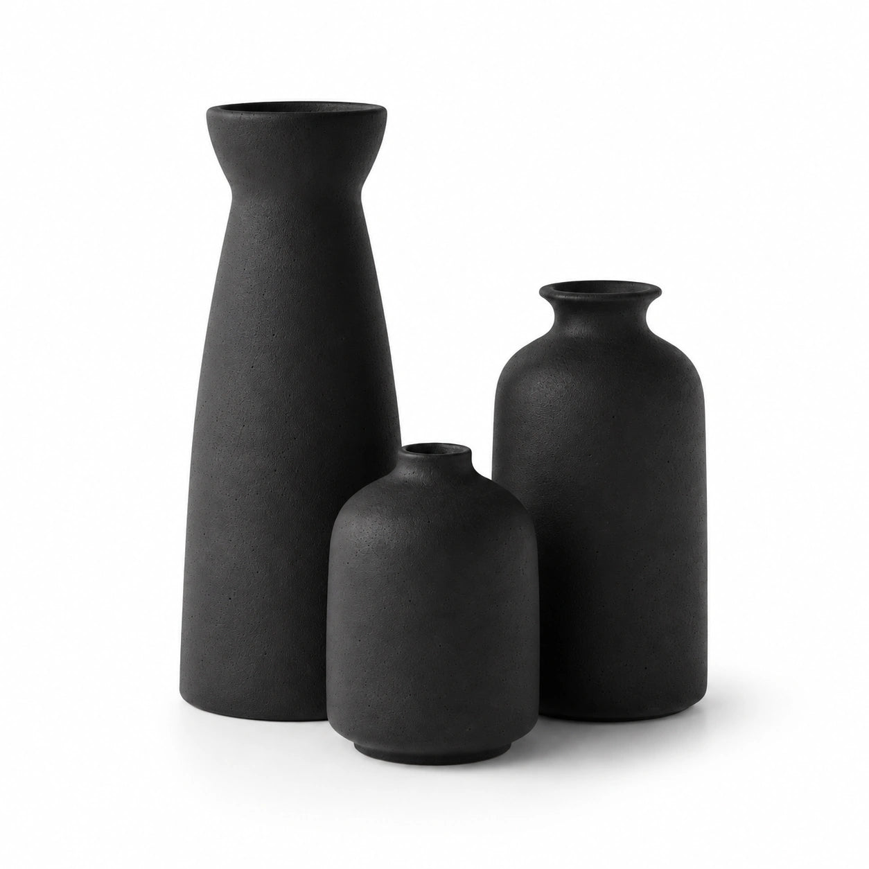 Conjunto de Vasos Maelle em cerâmica preta com três peças sobre fundo branco