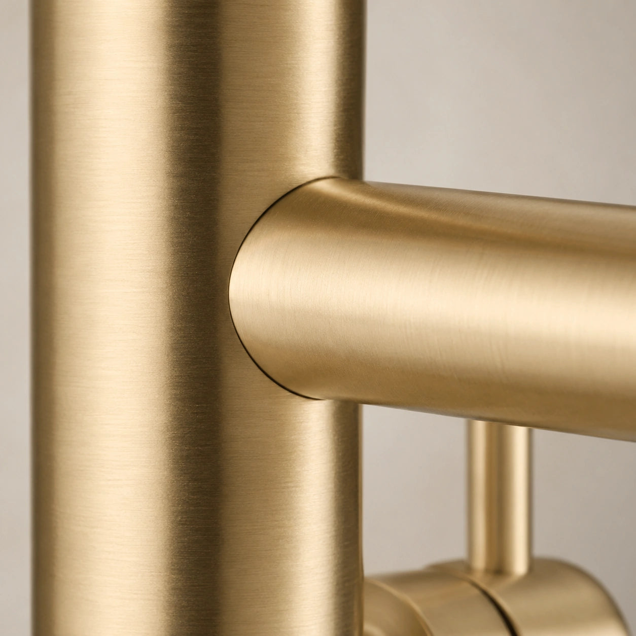 Detalhe do acabamento dourado escovado da Torneira de Lavatório Lumière