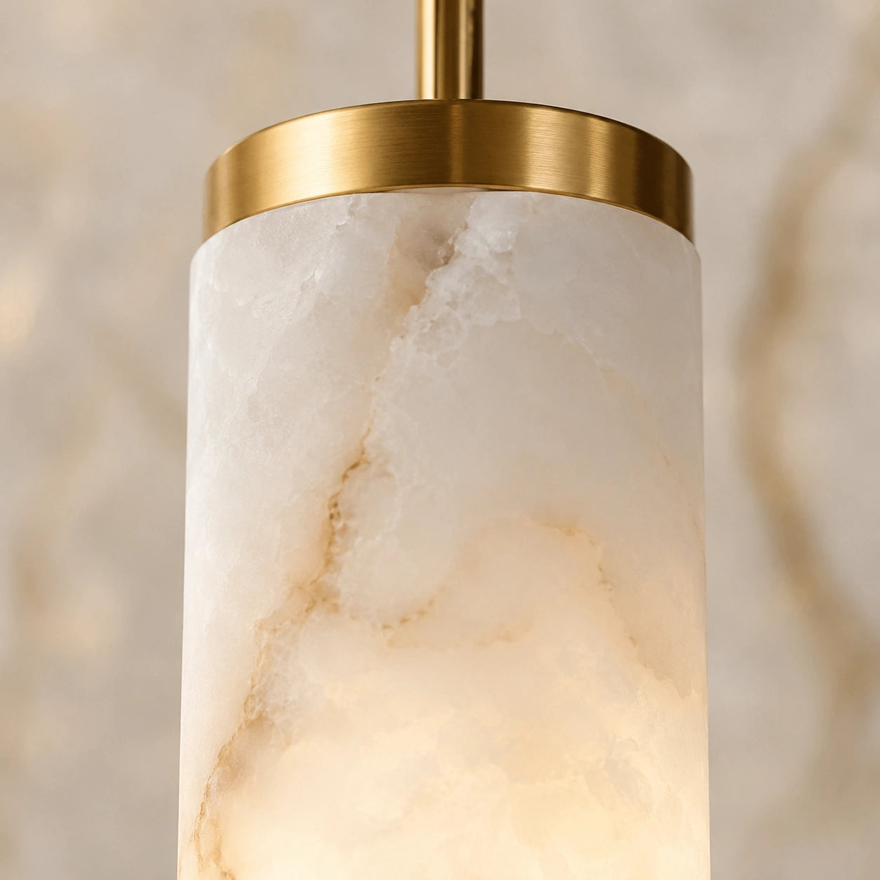 Detalhe do alabastro natural iluminado no Lustre Aurélia