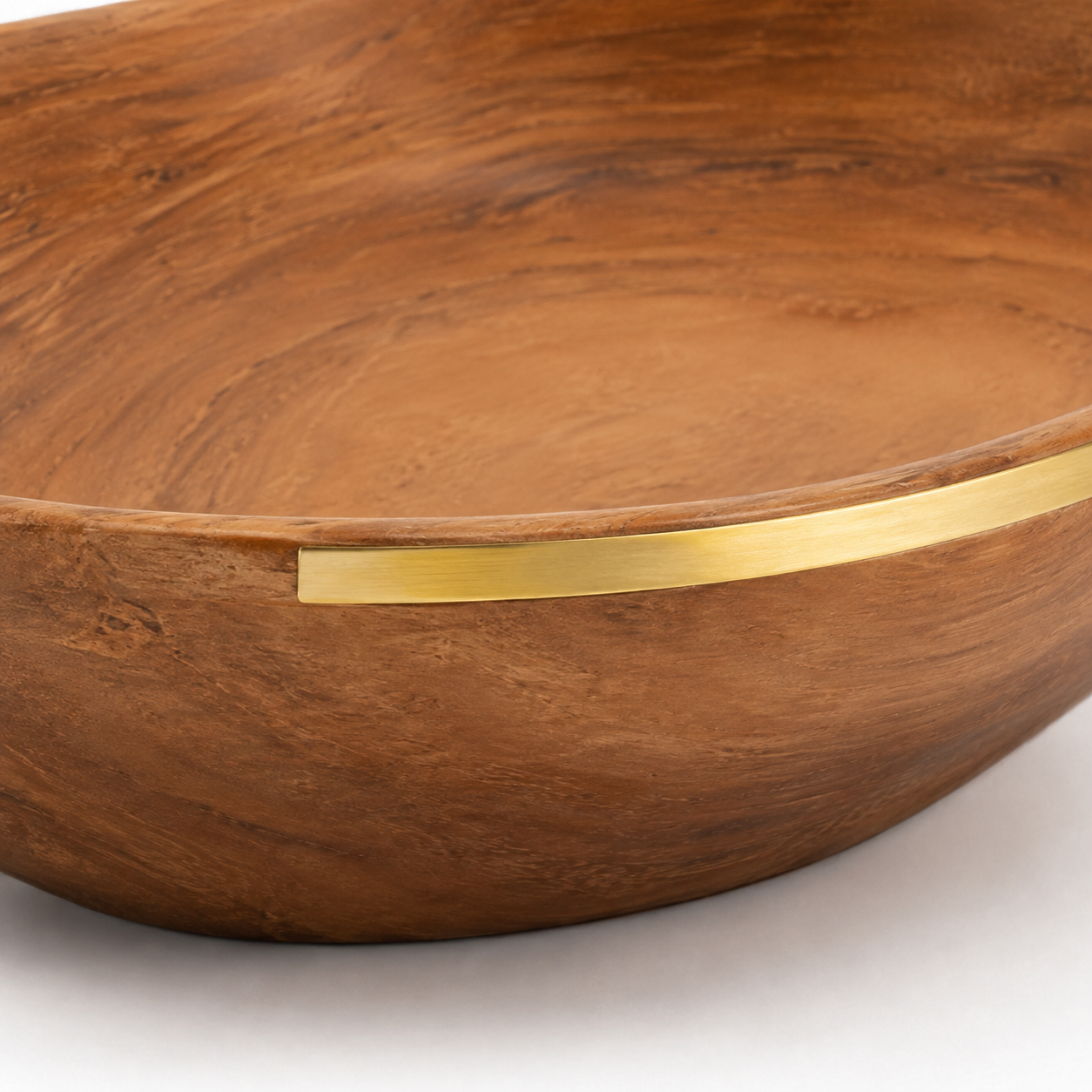 Detalhe da inserção em latão escovado e da borda orgânica do Bowl Decorativo Aruã
