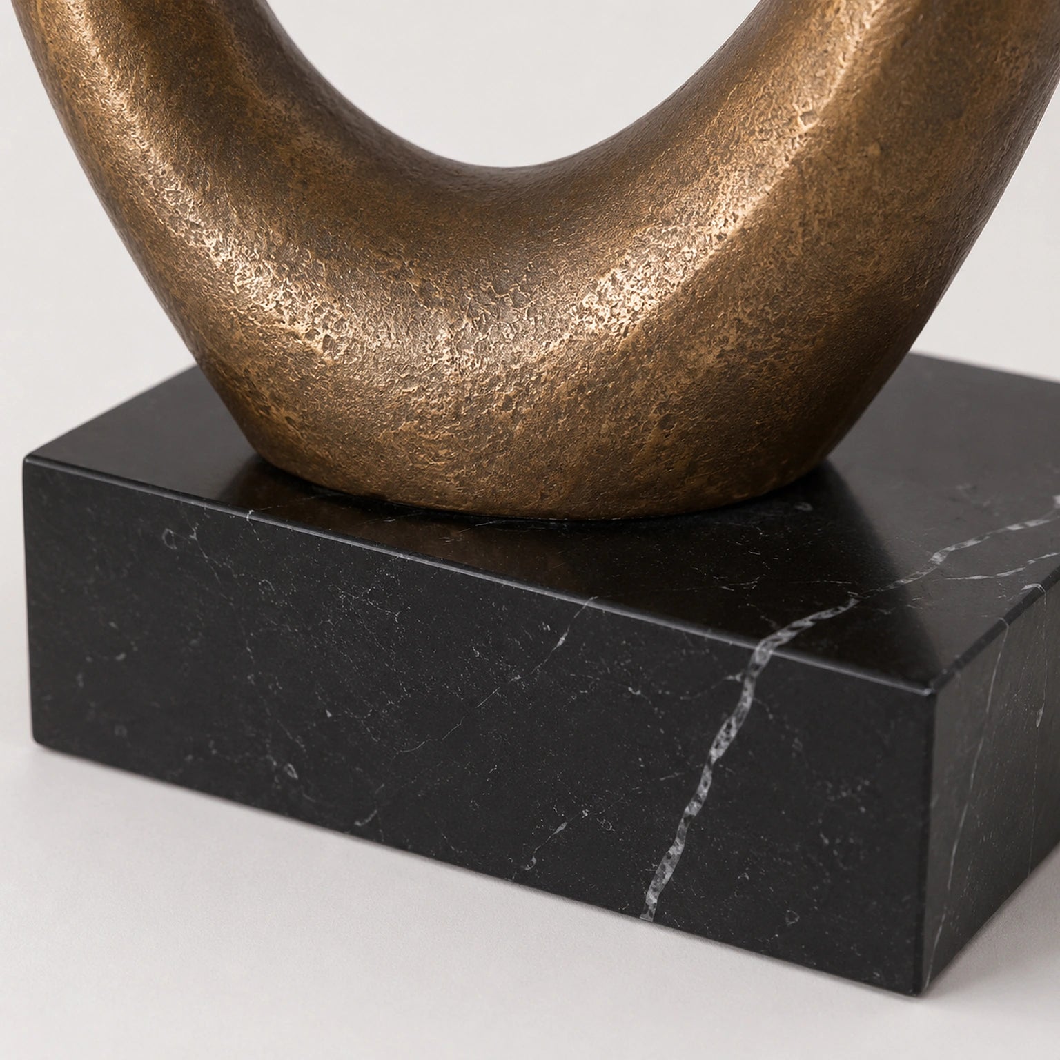 Detalhe da união da Escultura Nara com a base em mármore preto natural