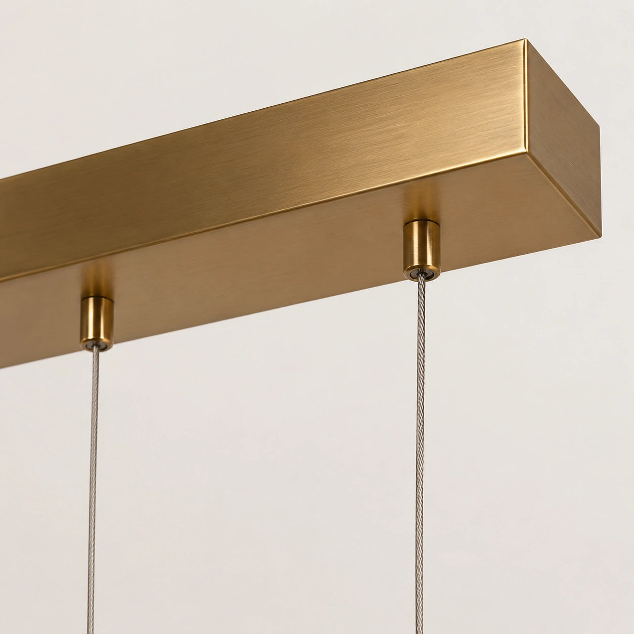 Detalhe da canopla linear em latão escovado do Lustre Aurélia