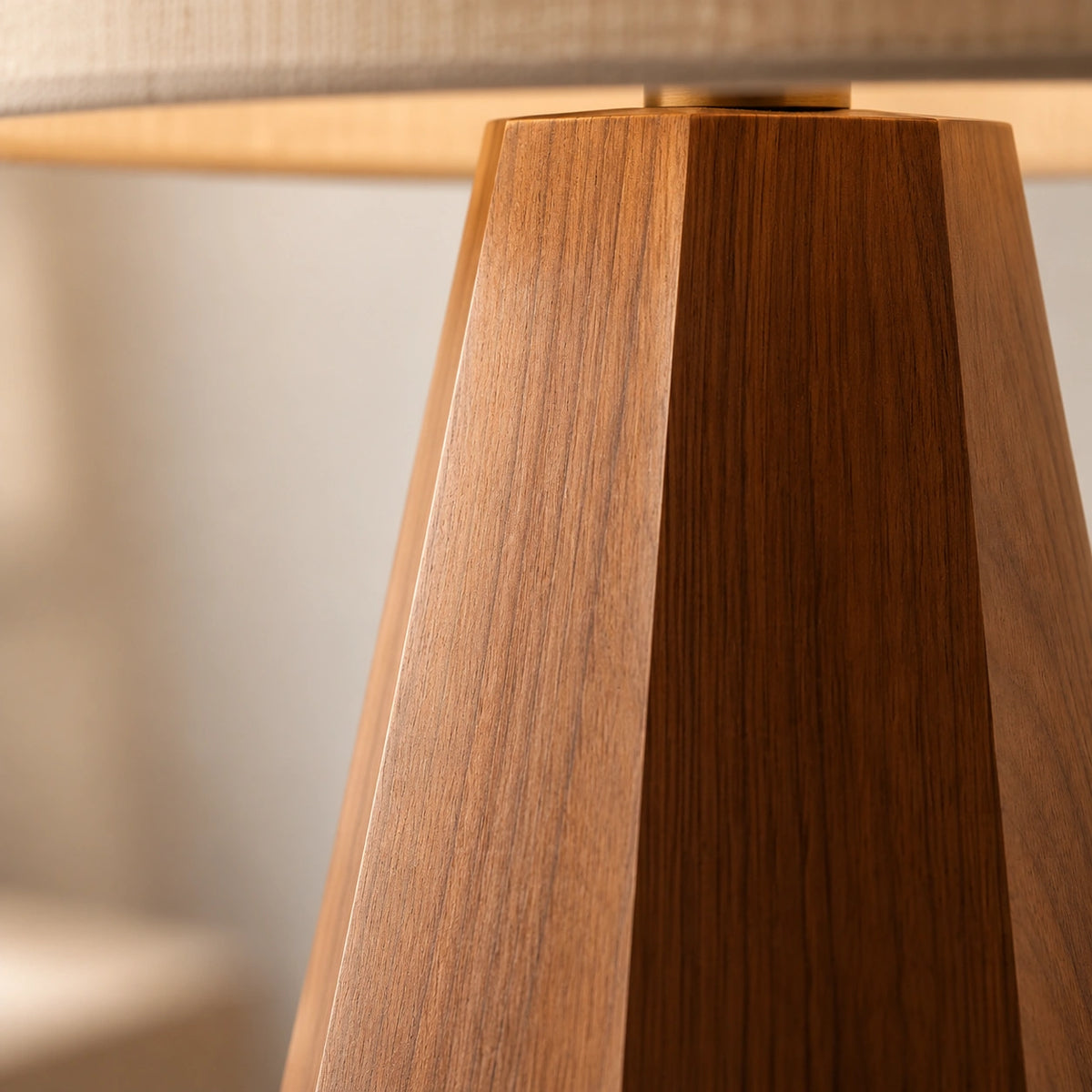 Detalhe da madeira pinus com acabamento nogueira da Luminária de Mesa Maëlys