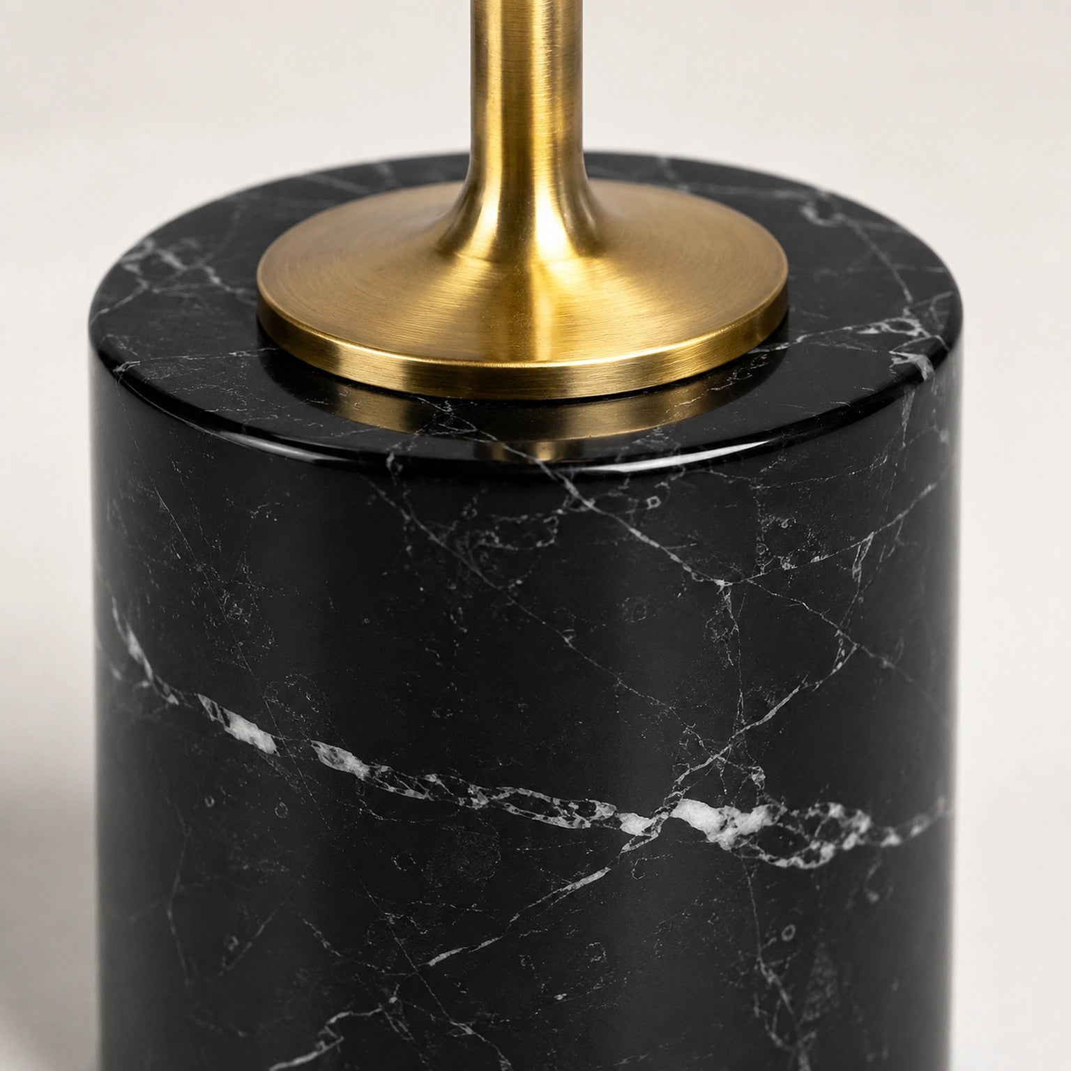 Detalhe dos veios naturais do mármore preto na base dos Castiçais Celeste