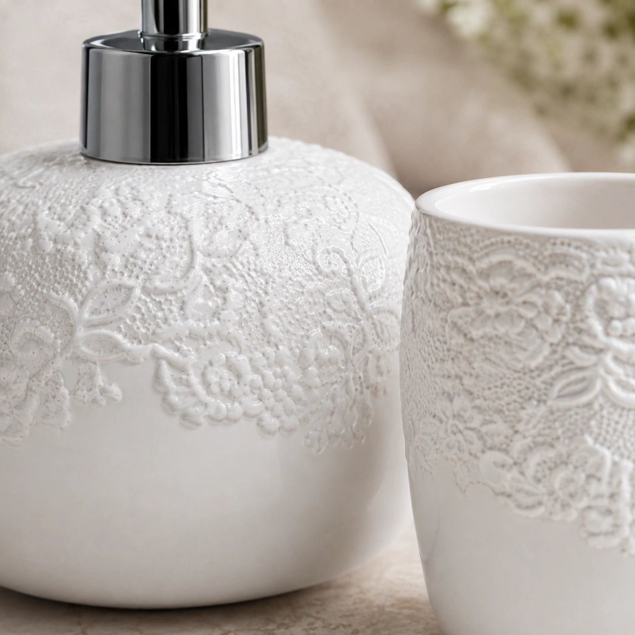 Detalhe do relevo floral do Kit Lavabo Éloise em cerâmica branca