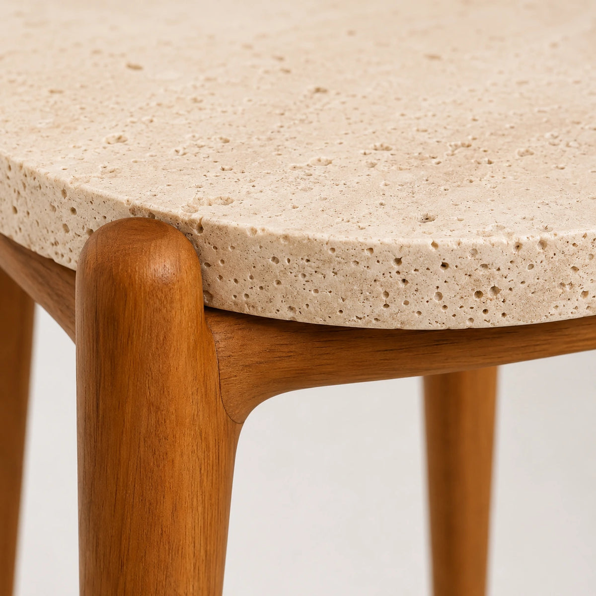 Detalhe do travertino natural e da borda da plataforma do Suporte para Plantas Ayla