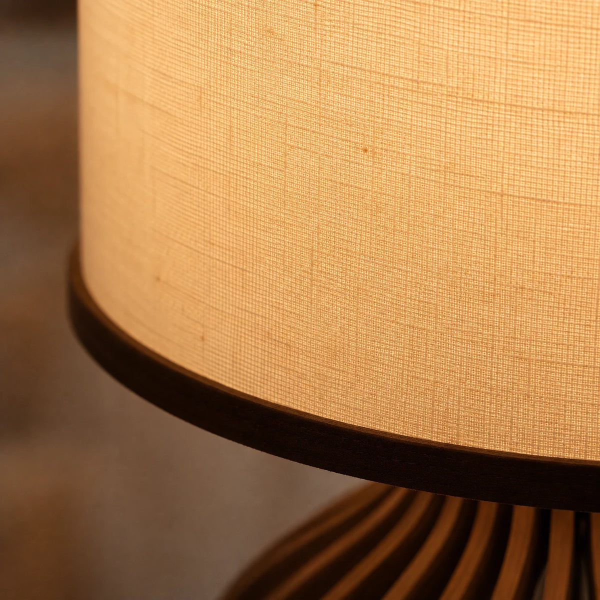 Detalhe da textura da cúpula bege em tecido da Luminária de Mesa Amélie