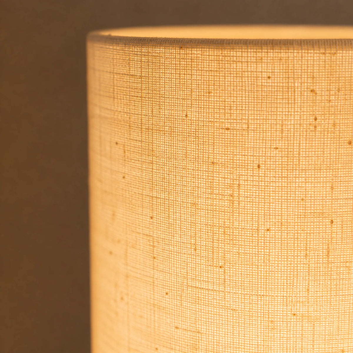 Detalhe da cúpula clara em tecido texturizado da Luminária de Mesa Maelle