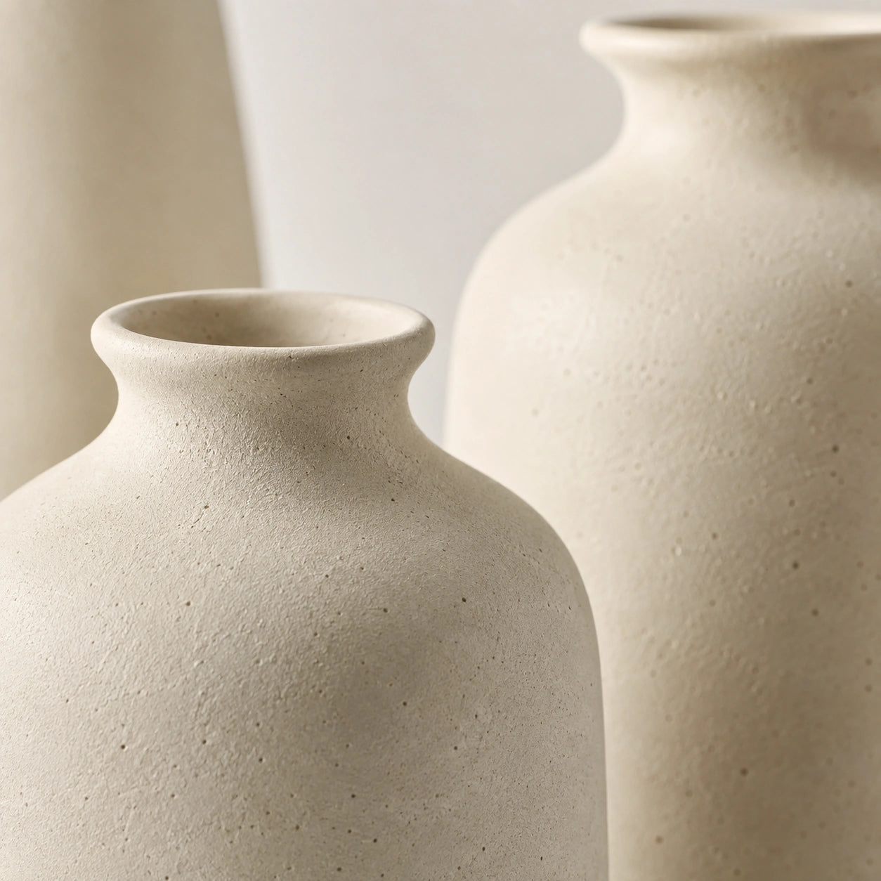 Detalhe da textura fosca e levemente porosa da cerâmica dos Vasos Maelle