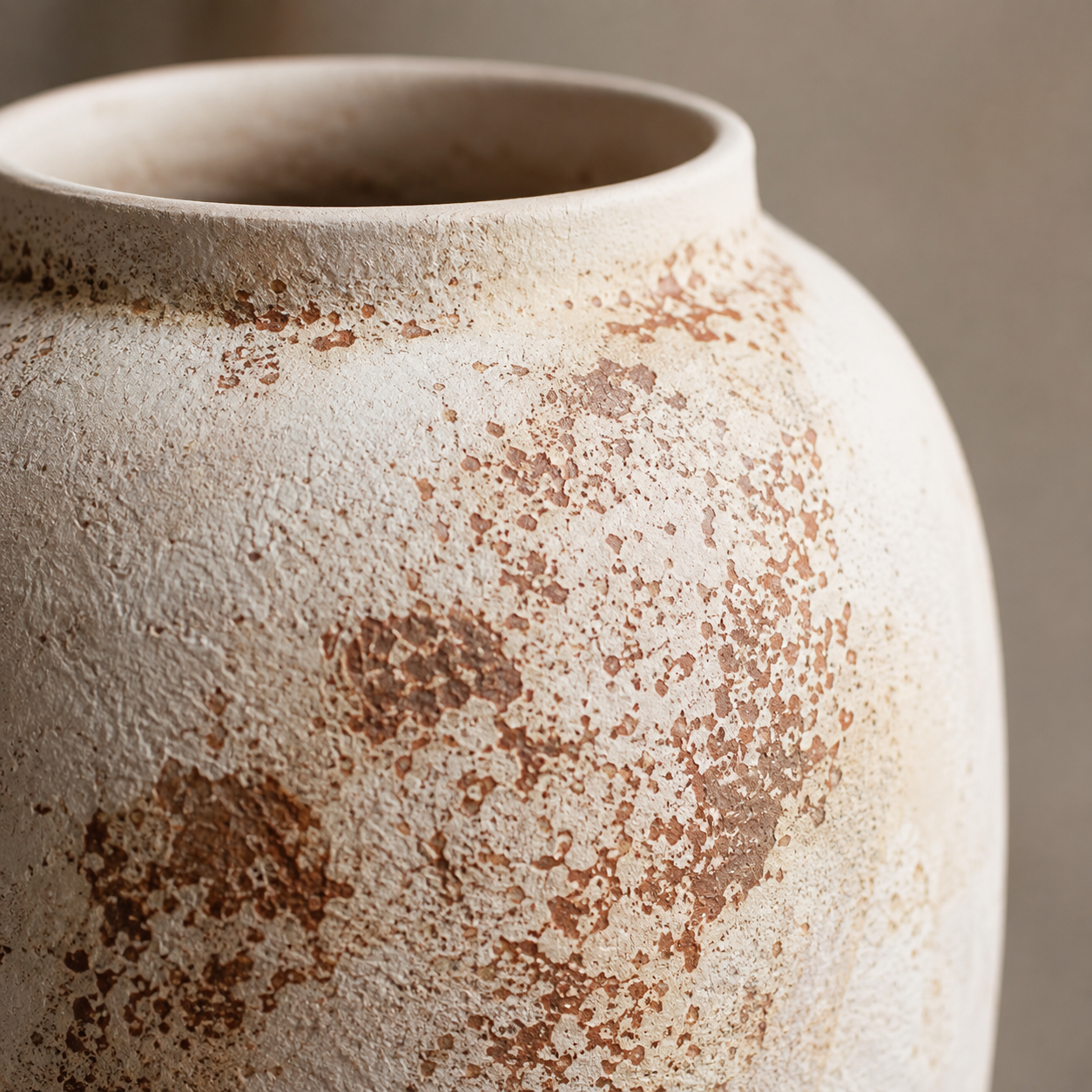 Detalhe frontal da textura do Vaso Ravena em cerâmica