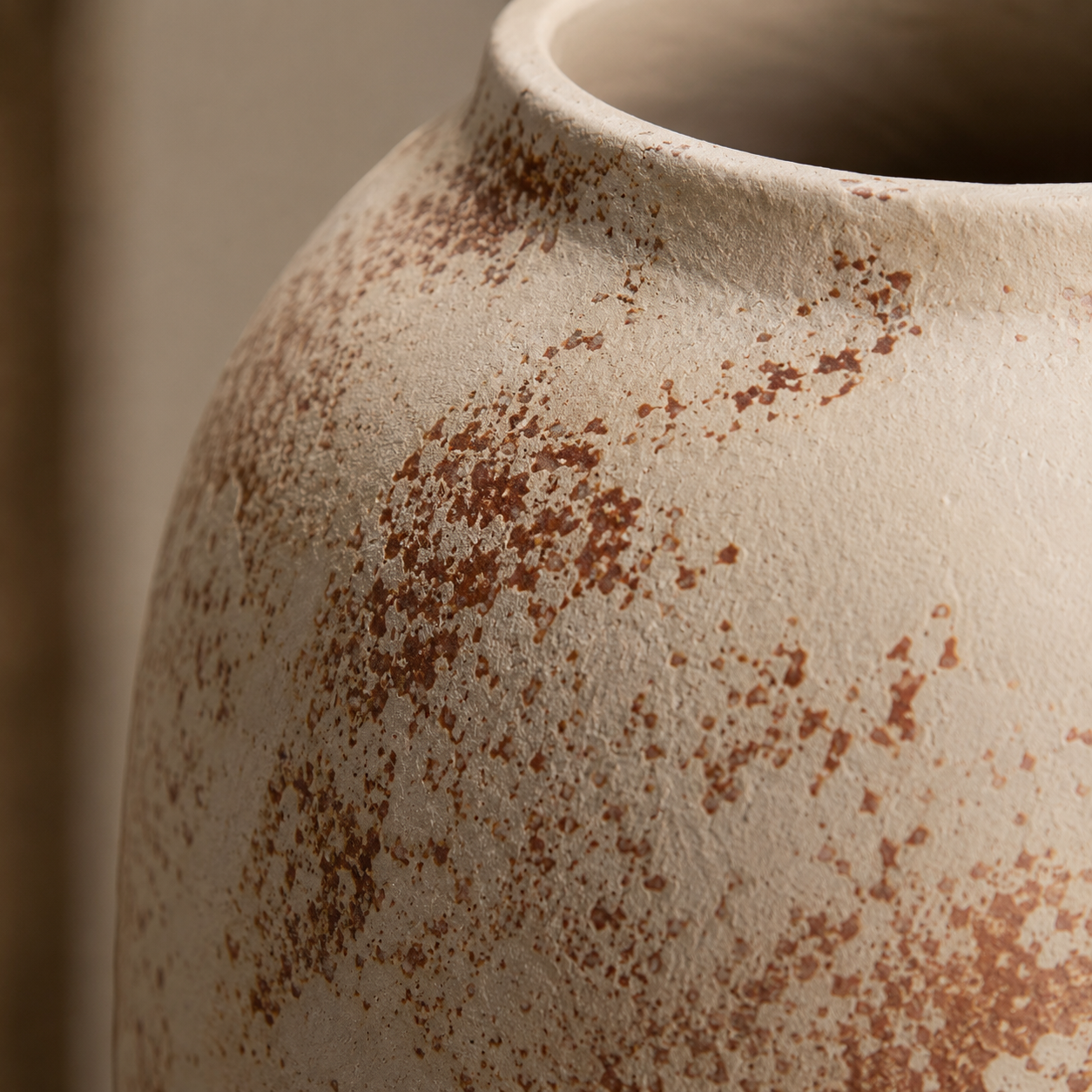 Detalhe lateral da textura do Vaso Ravena em cerâmica