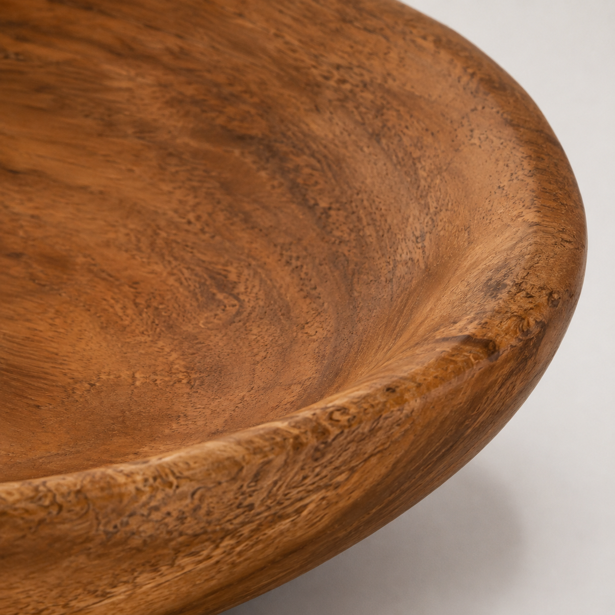 Detalhe dos veios naturais e do acabamento acetinado da madeira do Bowl Aruã