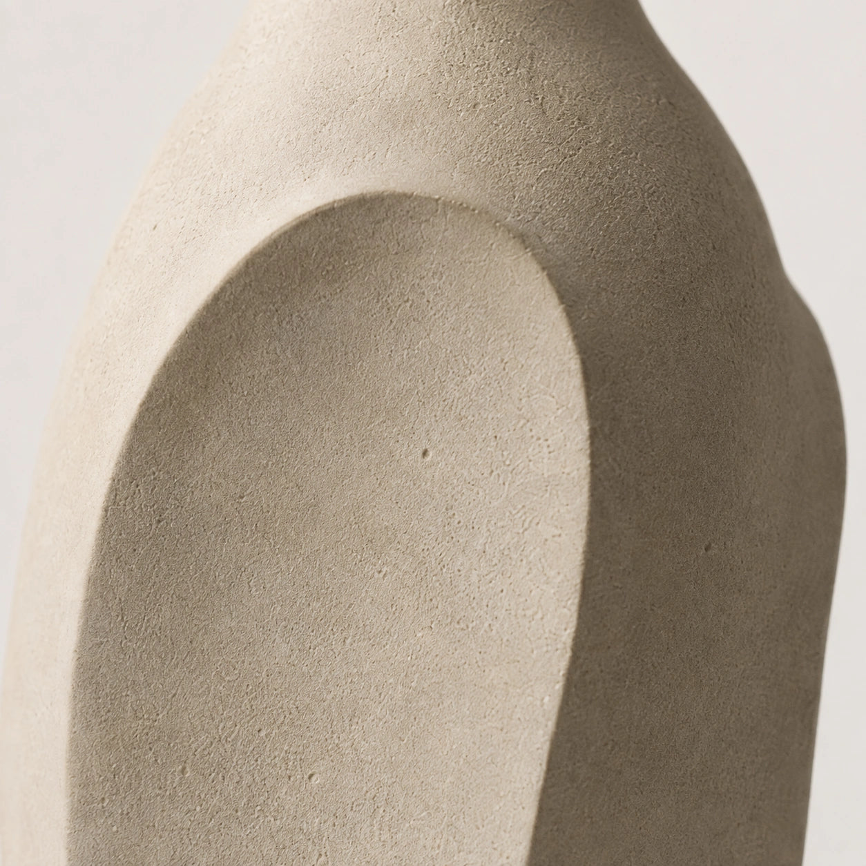Detalhe da textura mineral e do relevo escultural do Vaso Siena