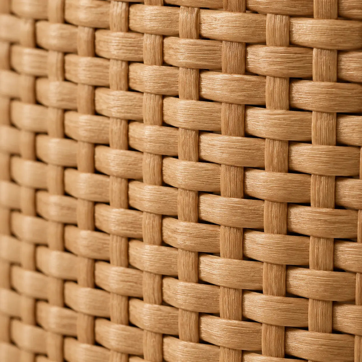Detalhe da trama artesanal em rattan natural do Cesto de Roupas Liora