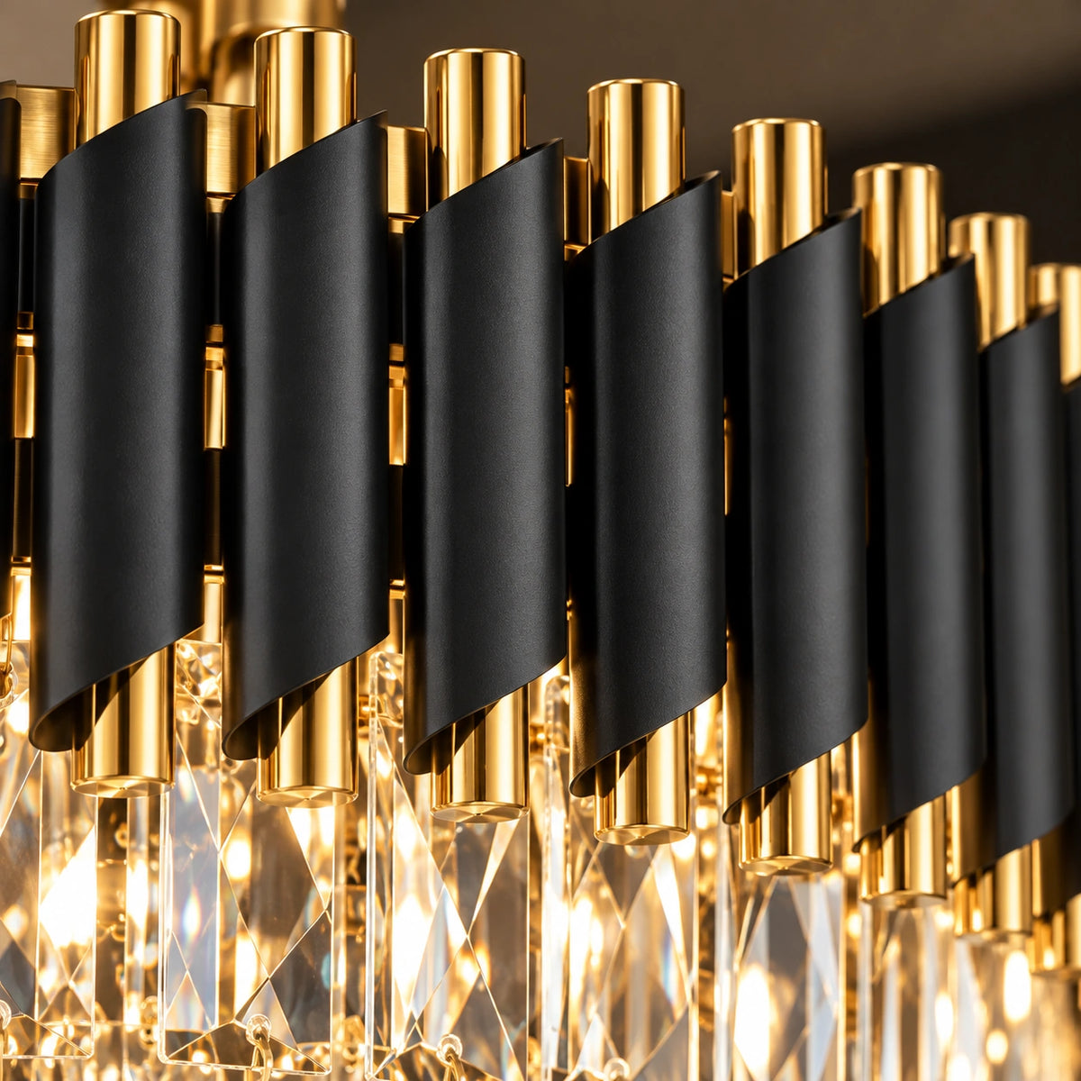 Detalhe da estrutura metálica preta fosca e acabamento dourado premium do lustre