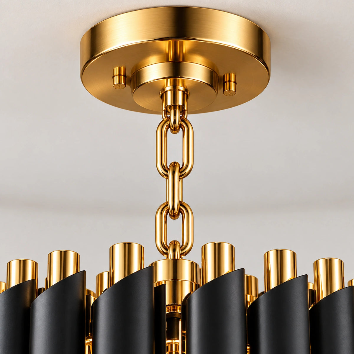 Detalhe da canopla, corrente reforçada e acabamento dourado premium do lustre pendente