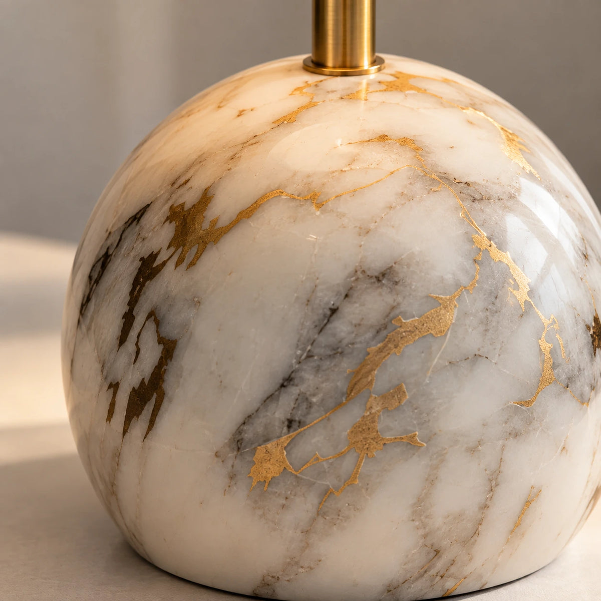 Detalhe dos veios naturais da base de mármore da Luminária de Mesa Éloise