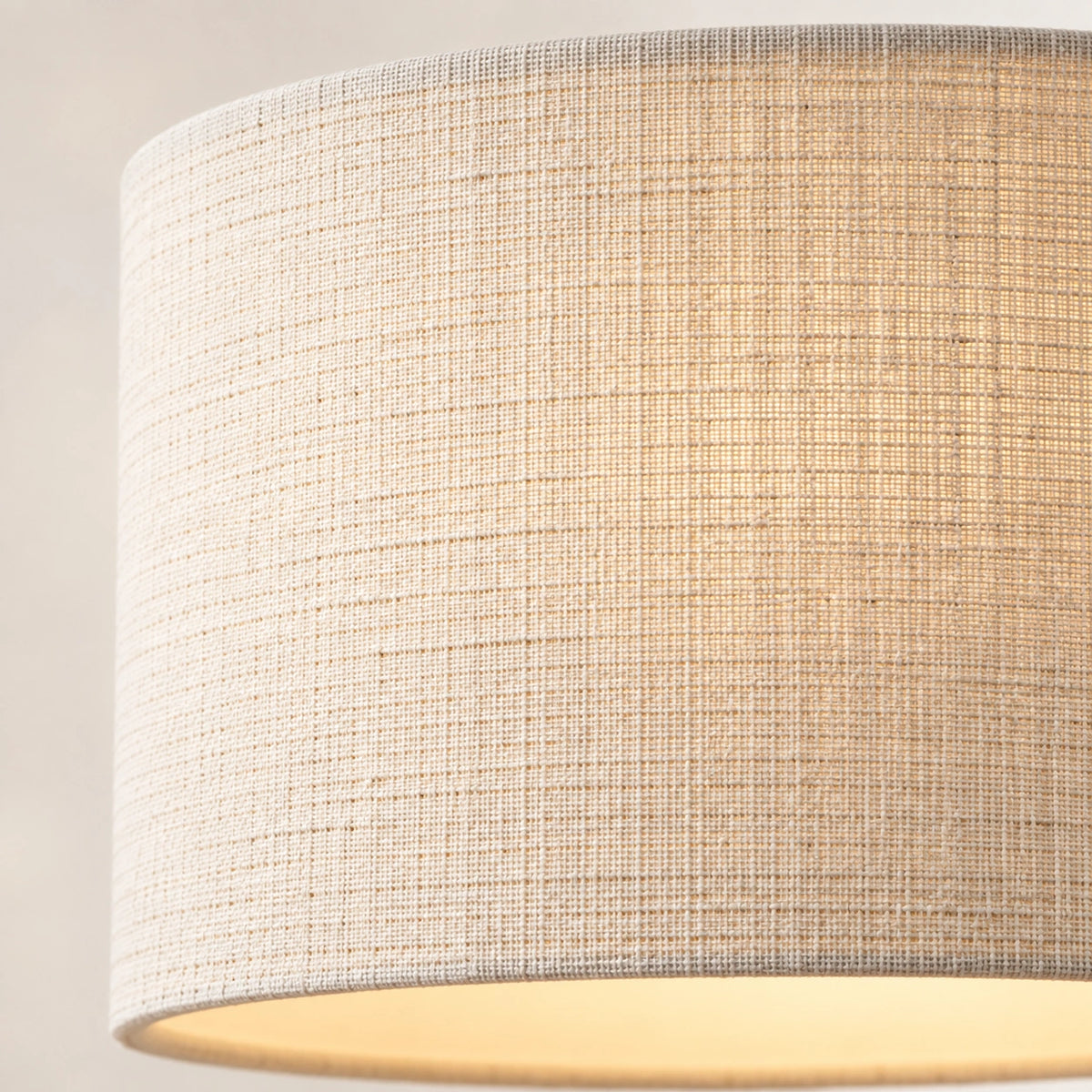 Detalhe da cúpula em linho da Luminária Eloíse com textura natural e luz aconchegante
