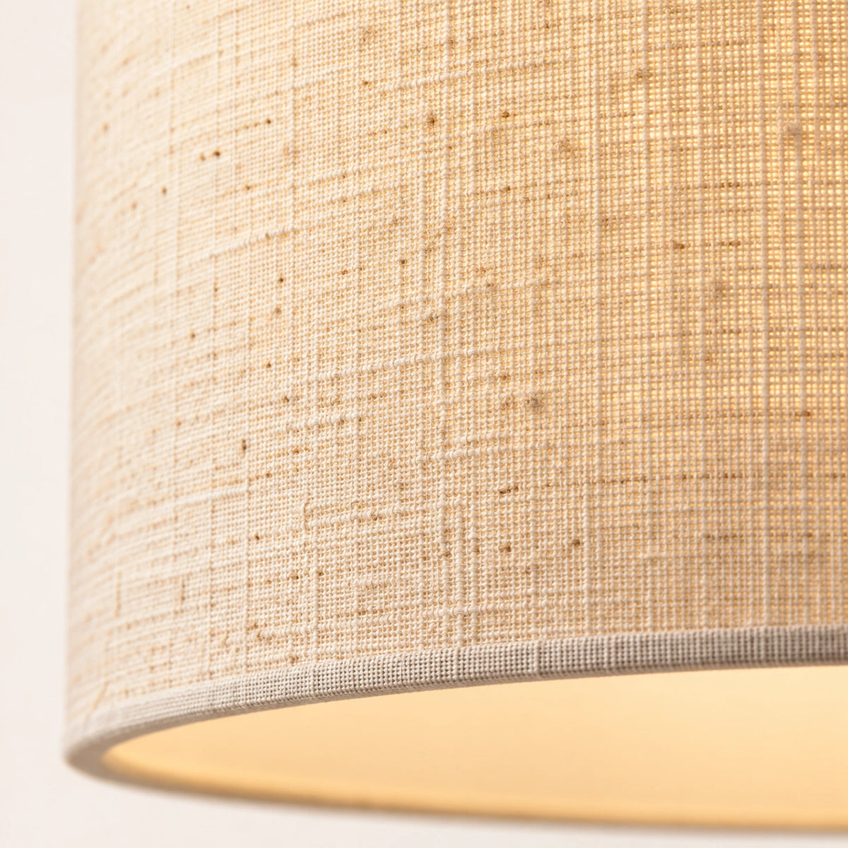 Detalhe da cúpula em linho da Luminária Eloíse com textura natural e luz aconchegante