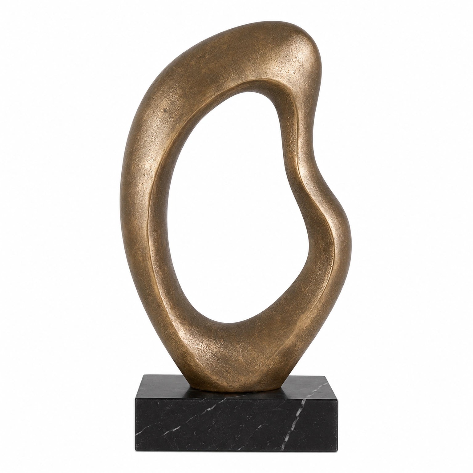 Escultura Nara em alumínio fundido com acabamento bronze e base em mármore preto sobre fundo branco