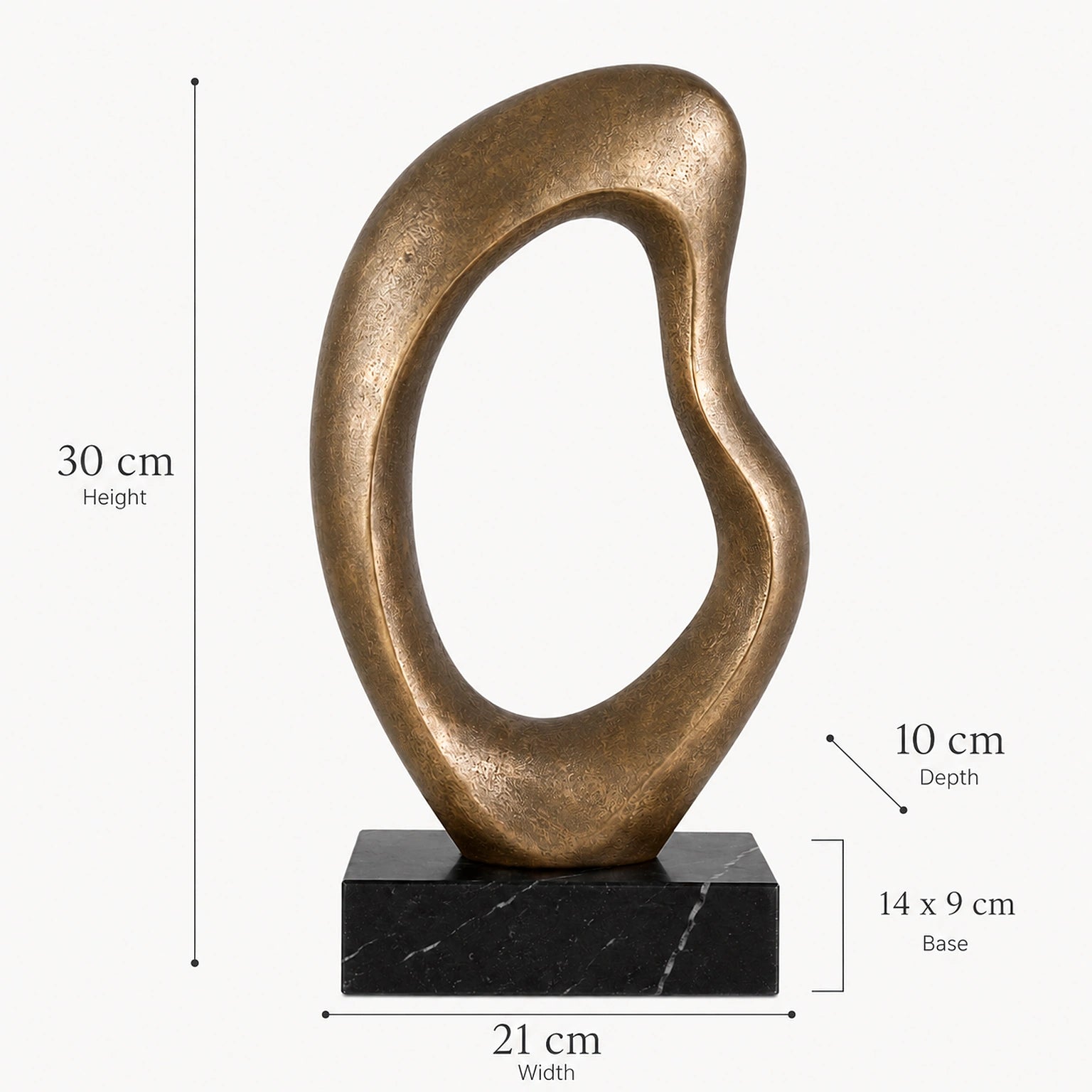 Dimensões da Escultura Nara com 30 cm de altura, 21 cm de largura e 10 cm de profundidade