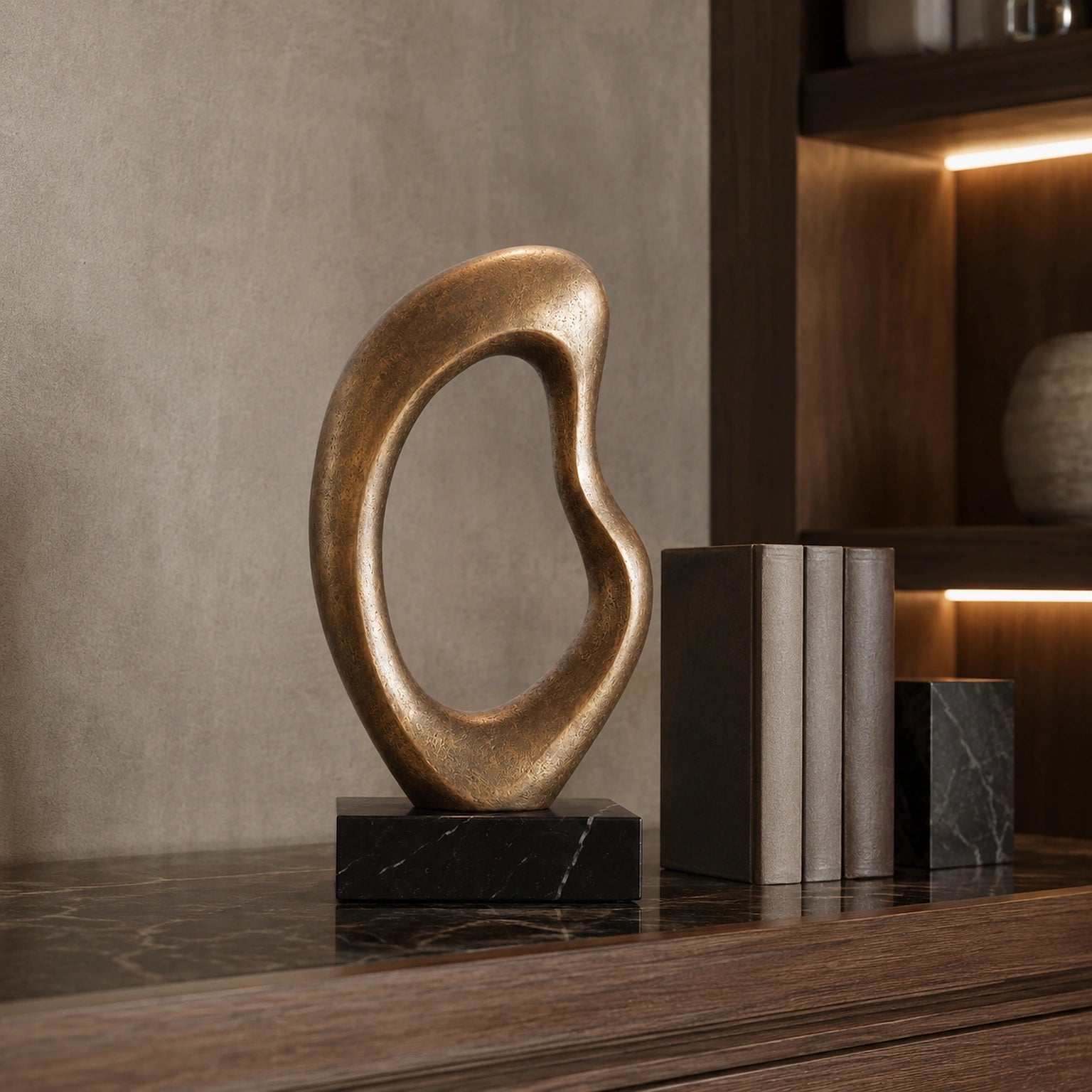 Escultura Nara em estante com livros em home office sofisticado