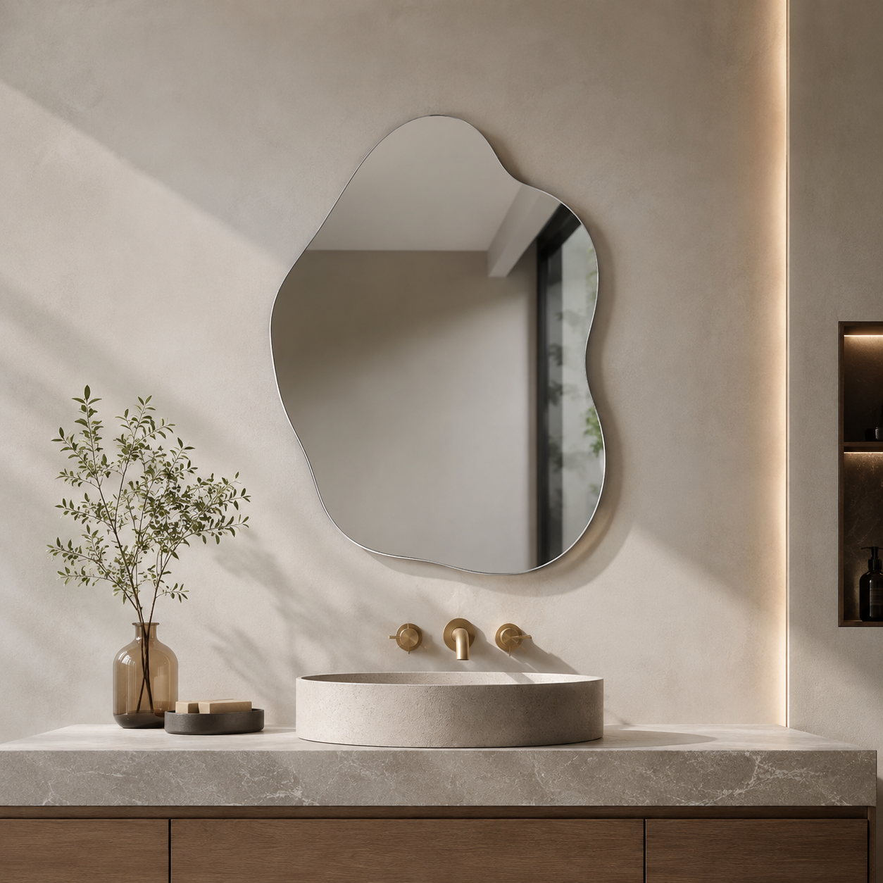 Espelho Orgânico Elara formato B de 33 por 40 centímetros em lavabo contemporâneo