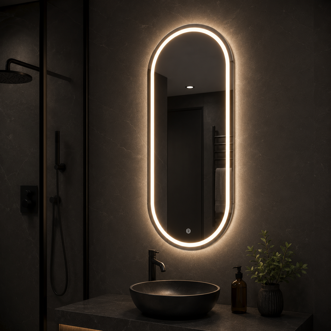 Espelho Oval Lúmina iluminado em banheiro moderno com decoração escura