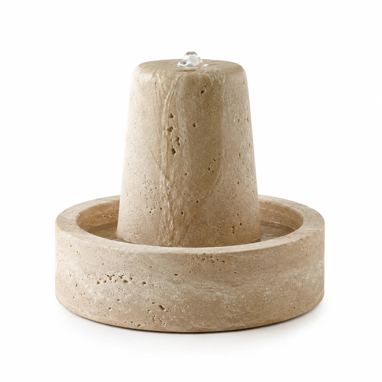 Fonte Decorativa Amana em travertino natural com água em circulação sobre fundo branco