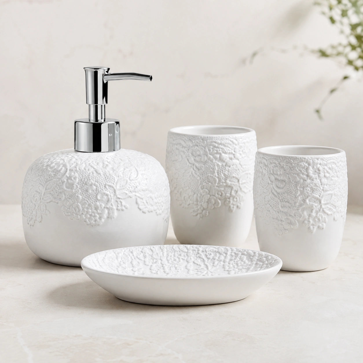 Kit Lavabo Éloise em cerâmica branca com quatro peças e relevo floral