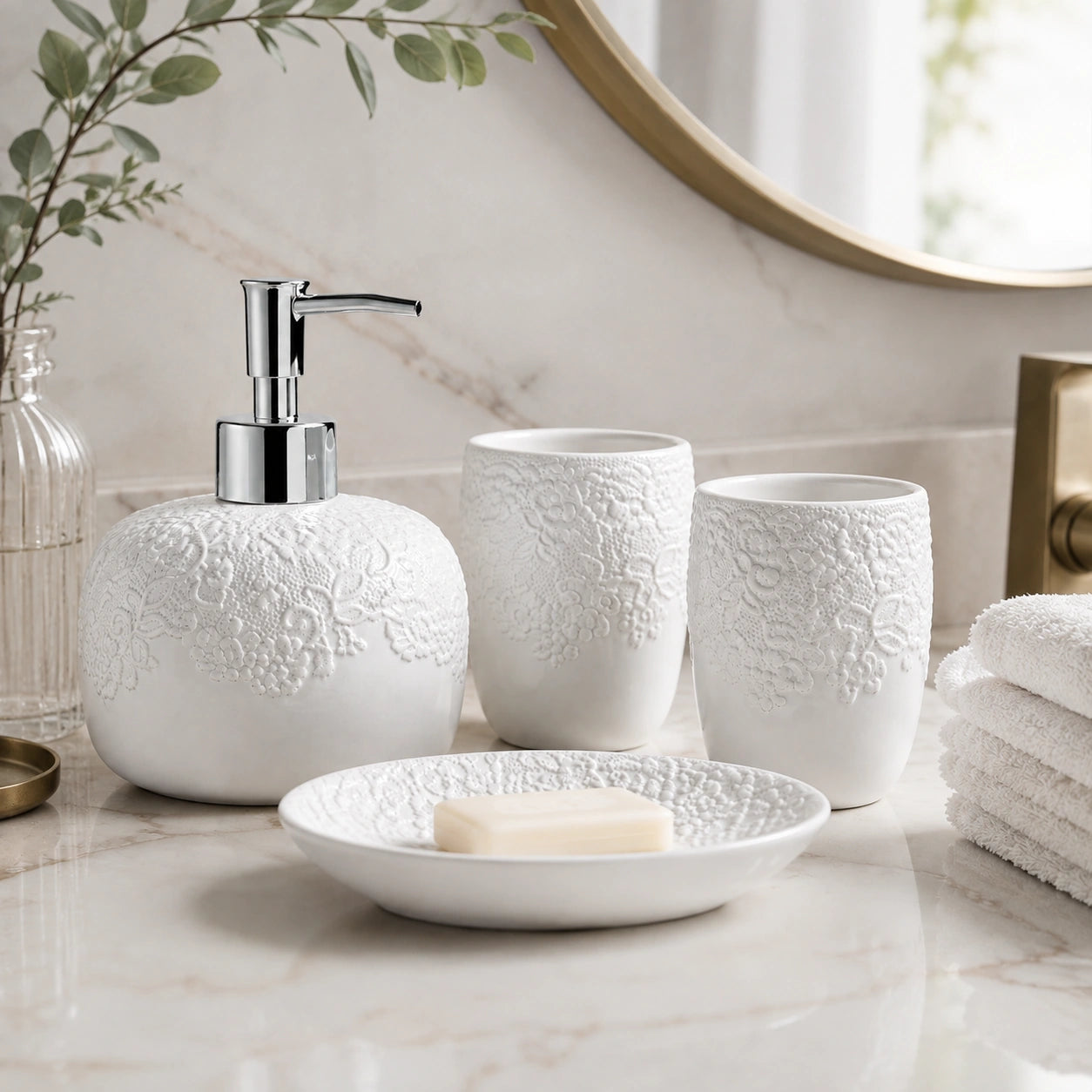 Kit Lavabo Éloise com quatro peças decorando bancada de banheiro elegante