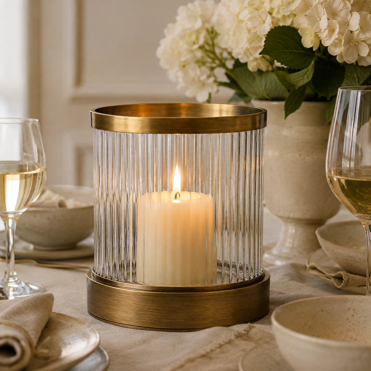 Lanterna Decorativa Mirelle com vela acesa em mesa de jantar elegante